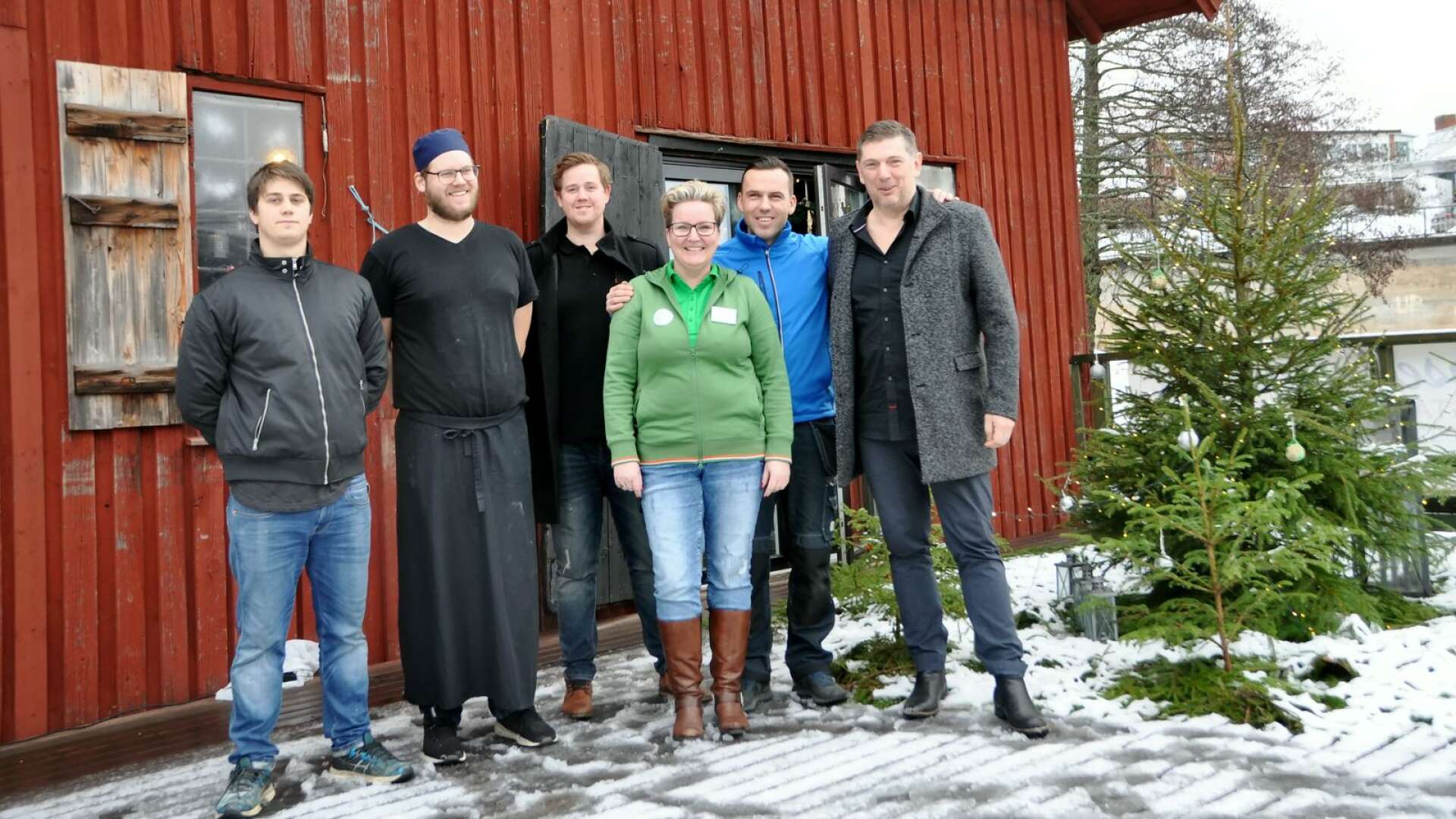 Från vänster syns Jacob Ericsson, Marcus Larsson, Christoffer Johansson, Cecilia Edvardsson, Besnik Dautaj och Marinko Aleksic utanför Rosellmagasinet.