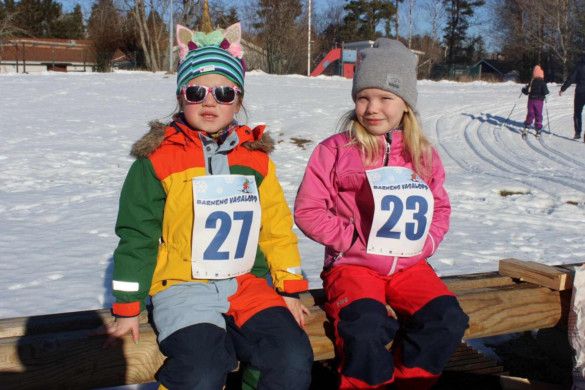 Dominika Carlsson och Emmie Karlsson tog igen sig i solen efter avslutat lopp.