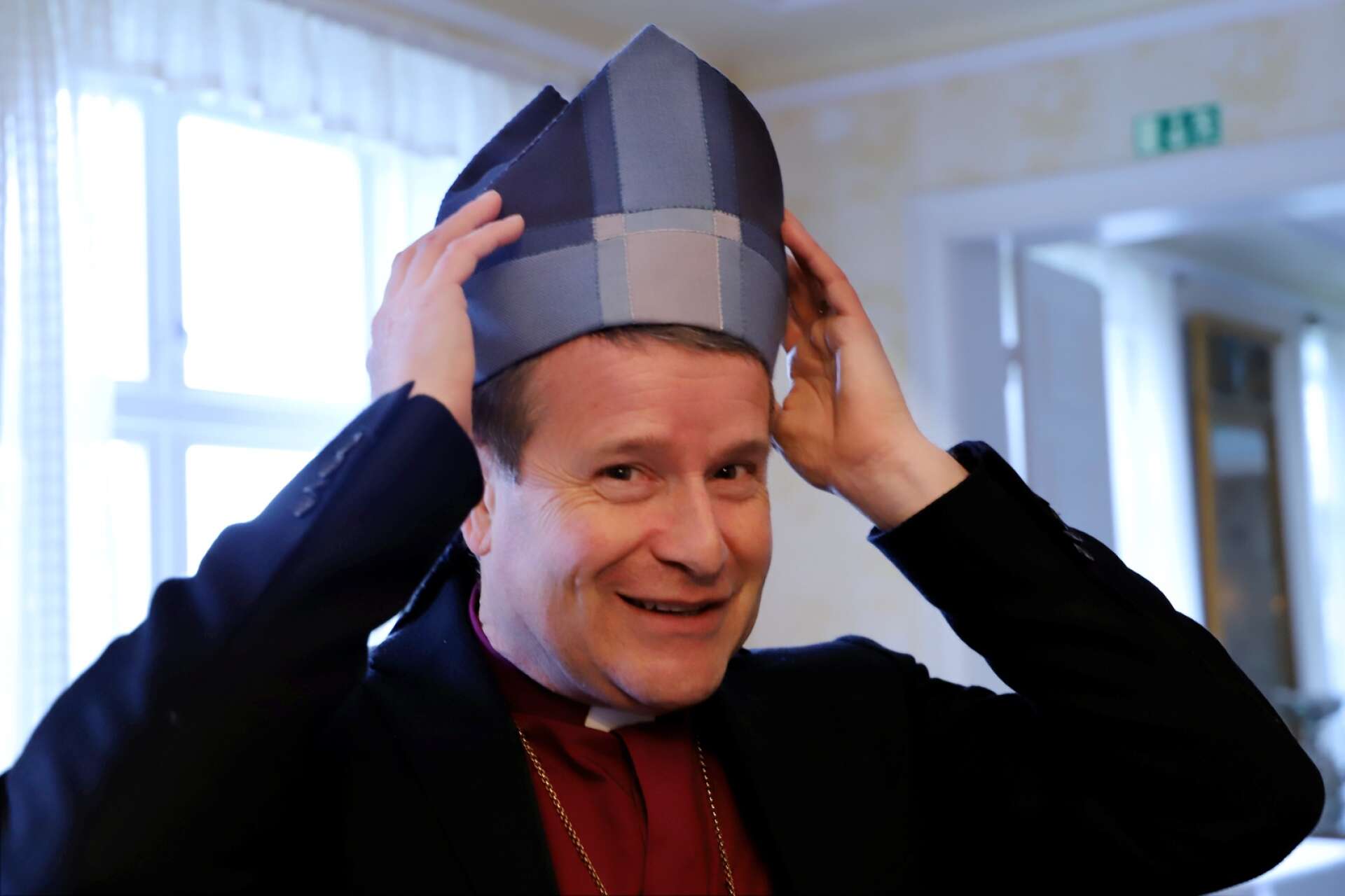 Biskopen Sören Dalevi provar sin nya mitra i biskopsgården inför söndagens festmässa.