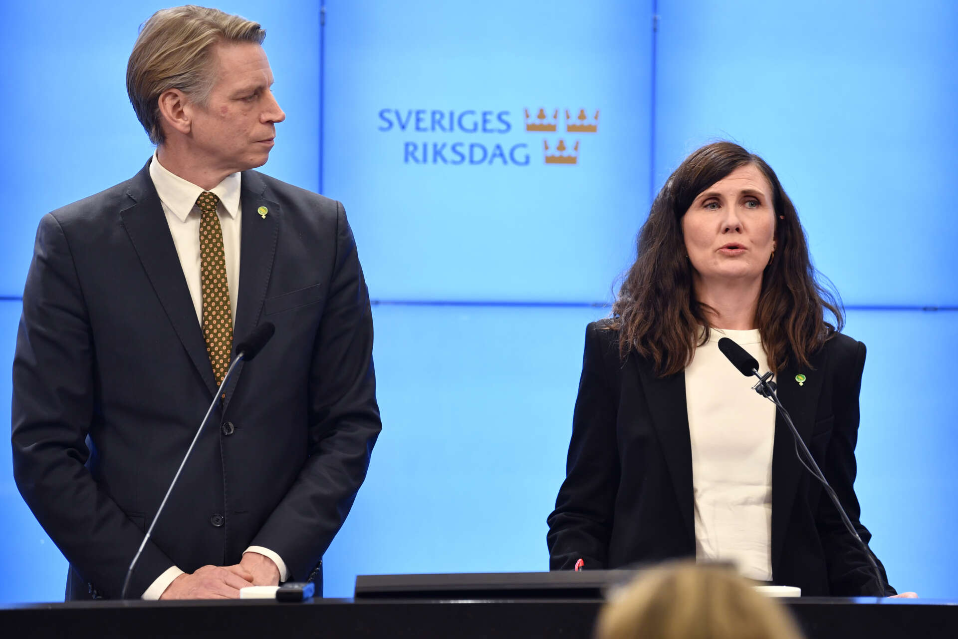 Miljöpartiets språkrör Per Bolund och Märta Stenevi meddelar på en pressträff i riksdagen att de lämnar regeringen.