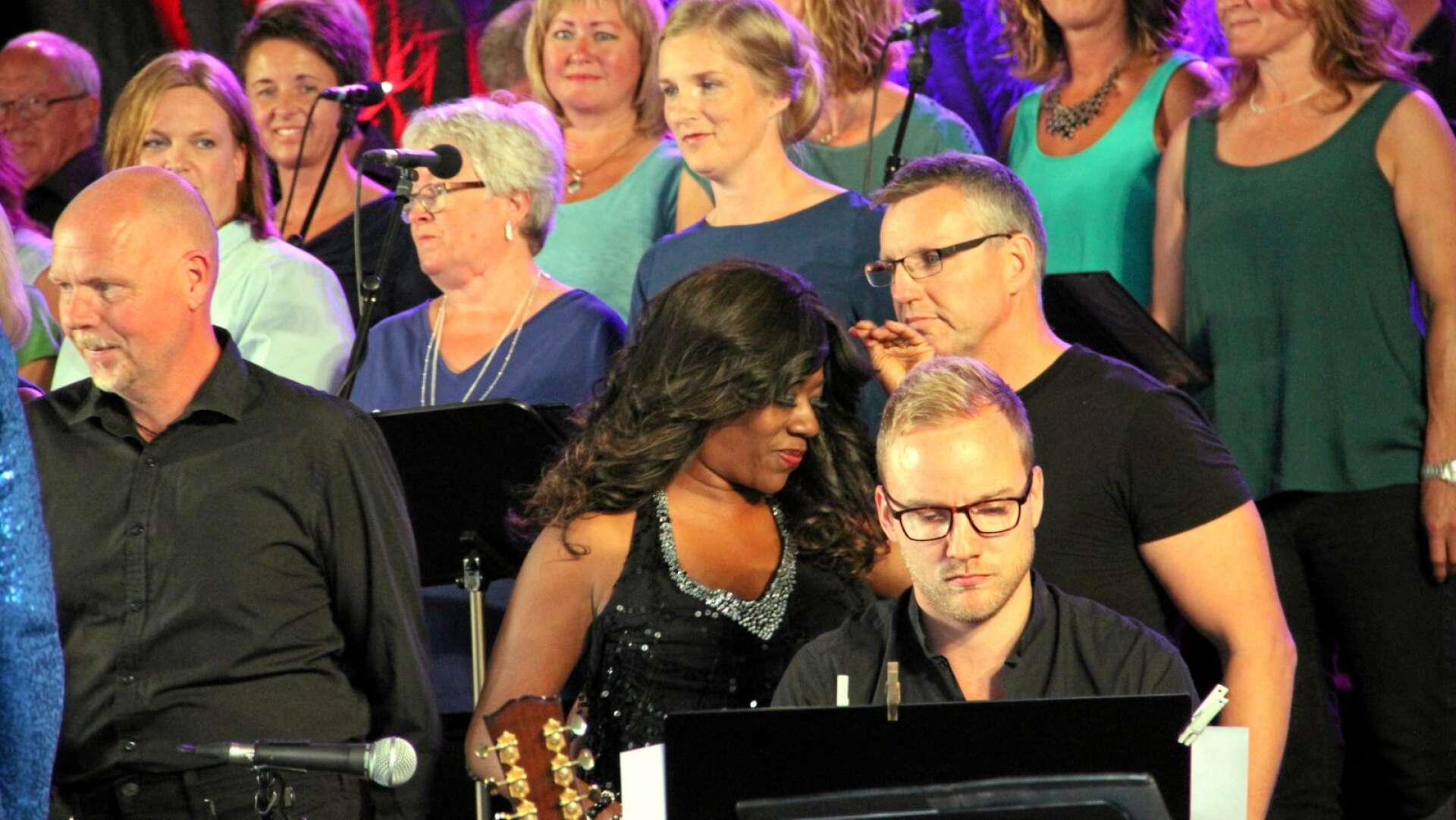 Song of Joy femtonårsjubilerade 2015 med konsert på Valhall. I förgrunden Michael Ottosson. Bakom honom bland andra gästartisten Gladys del Pilar och Per-Erik Vister samt övriga körmedlemmar.