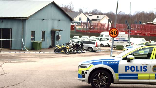 Polisen på plats vid Bandidoslokalen i Skoghall. Bild tagen vid ett annat tillfälle.