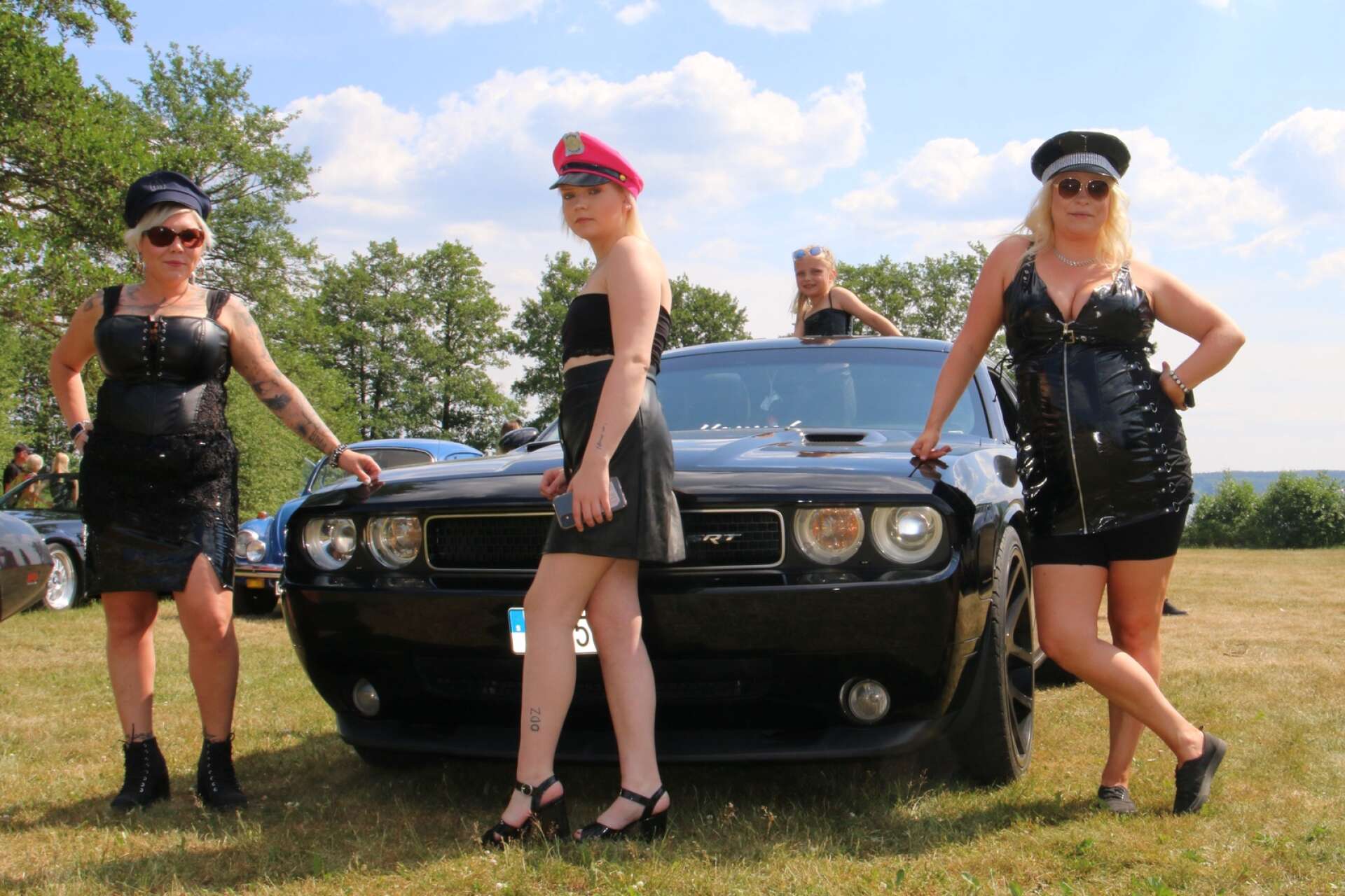 Sara Hannula tog med sig kompisen Jenny Börman och sina döttrar Enya och Nowa i sin Dodge Challenger på årets Tjejsvängen.