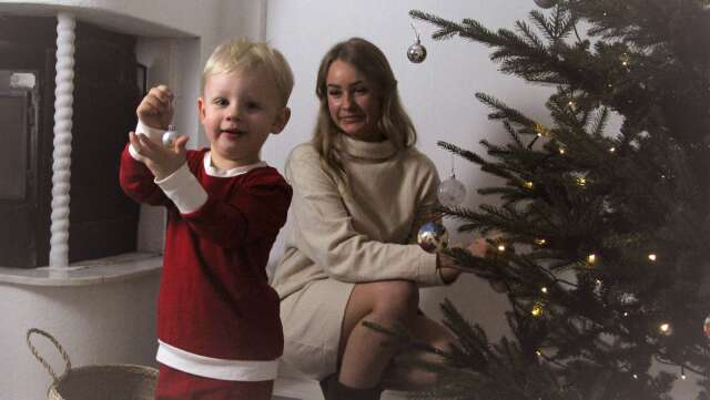 Hemma hos Isabella Deleuran Lundkvist är julen viktig. Sonen Alwin hjälper gärna till med att klä granen. 