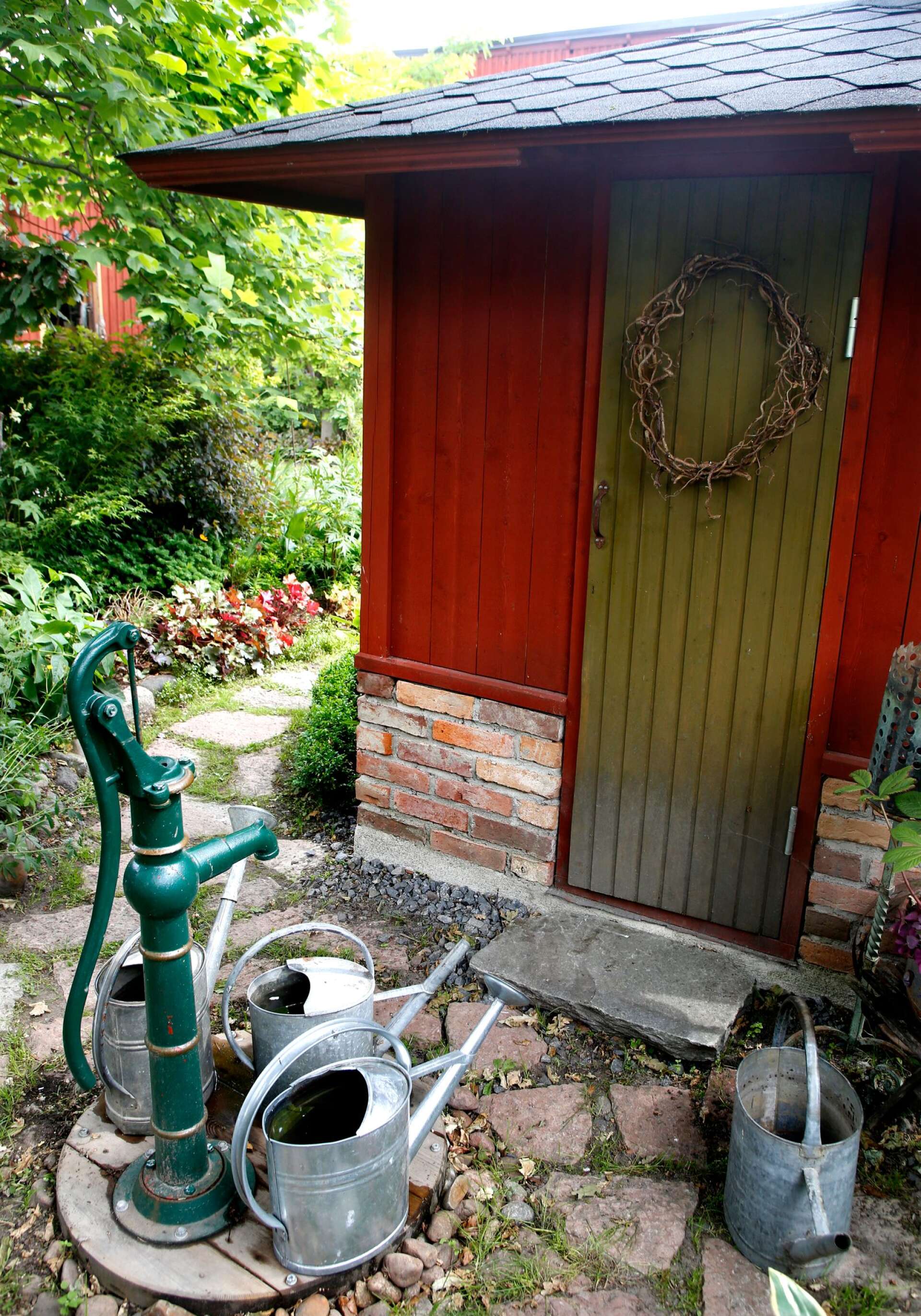 För att smälta in i trädgårdens miljö byggdes bastun liknande ett pumphus.