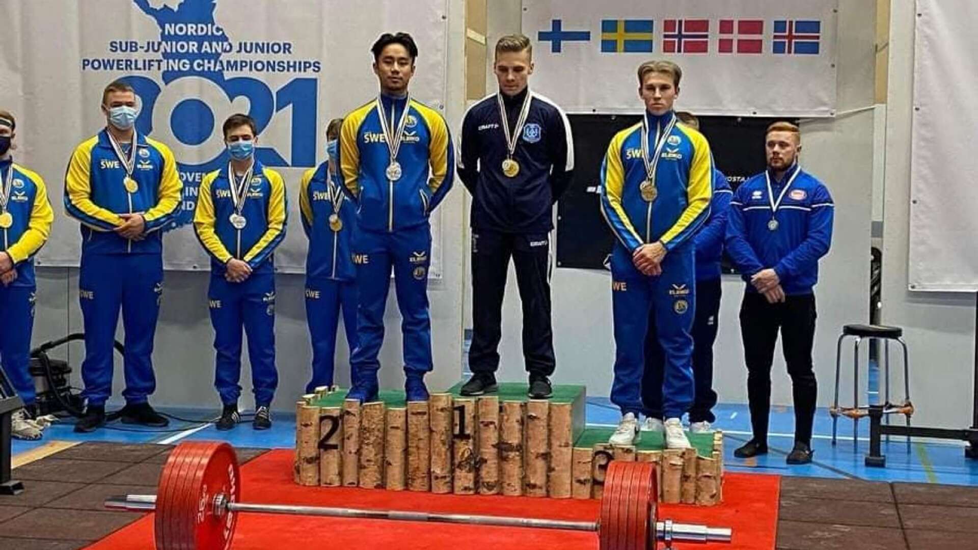 Oscar Svanström (längst till höger på prispallen) tog brons i 66-kilosklassen vid JNM i styrkelyft. Martin Ngyuen från Sverige blev tvåa och Tenho Talvensari från Finland tog guld.