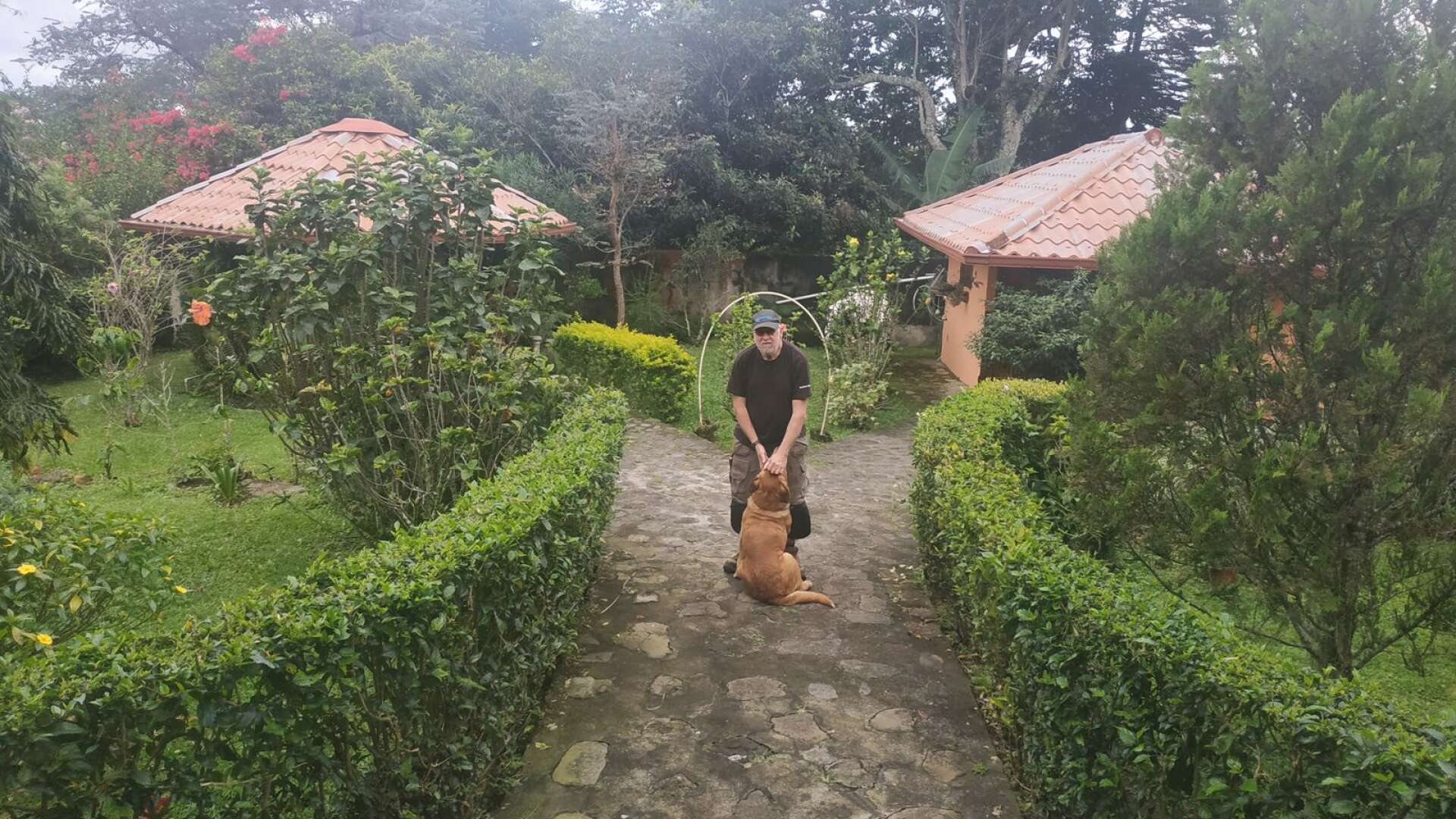 Anders ”Mulle” Dahlsberg med hunden Tango hemma på ranchen i Panama.