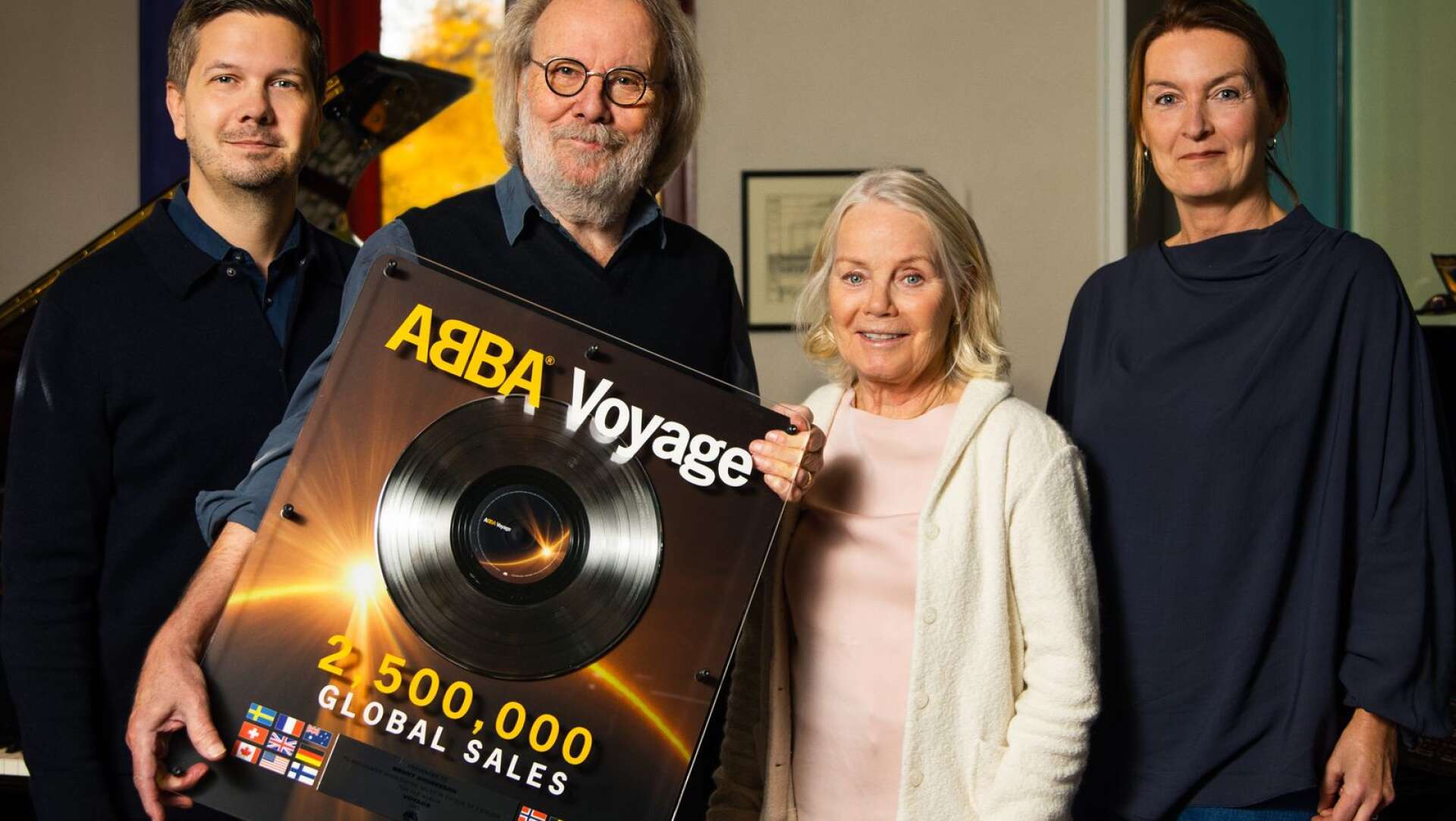 Guldskiva för ”Voyager”. Joakim Johansson (VD Universal Music Sweden), Benny Andersson, Görel Hanser (Abbas manager) och Mia Segolsson (GM Polar Music International AB)