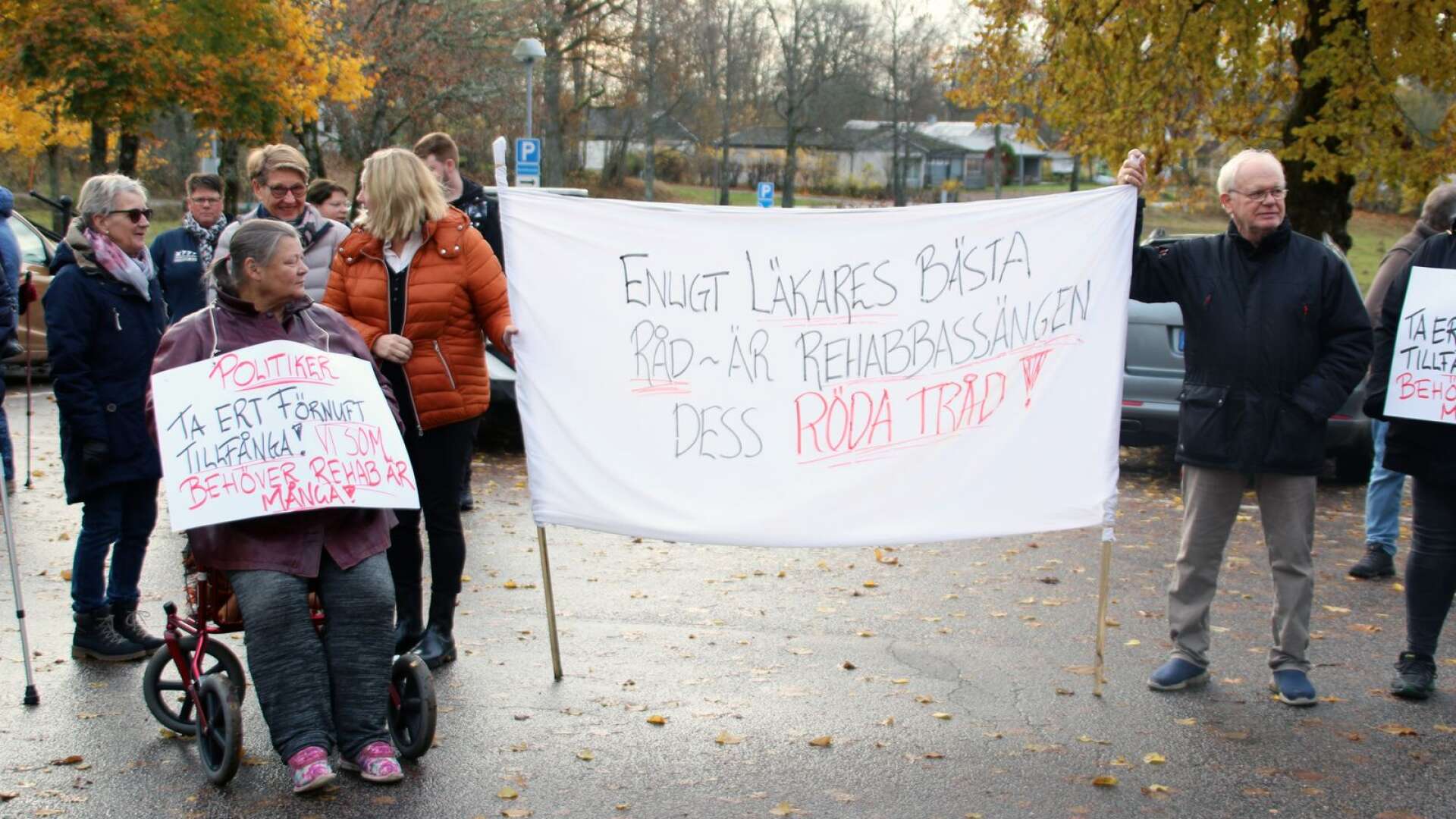 Demonstration mot bassängstängning utanför Dalslands Sjukhus den 29 oktober.