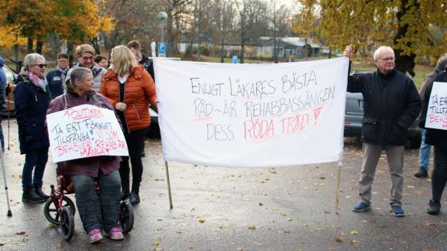 Den 29 oktober hölls en demonstration mot bassängstängning utanför Dalslands sjukhus i Bäckefors.