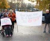 Hundratals demonstrerade mot stängningen av rehabbassängen på Dalslands sjukhus.