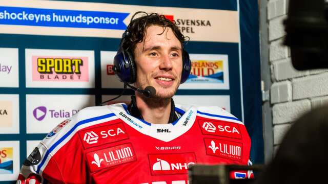 Timrås värmländske målvakt Jacob Johansson debuterade i kväll i Tre Kronor och höll nollan när Sverige vann med 3–0 mot Danmark.