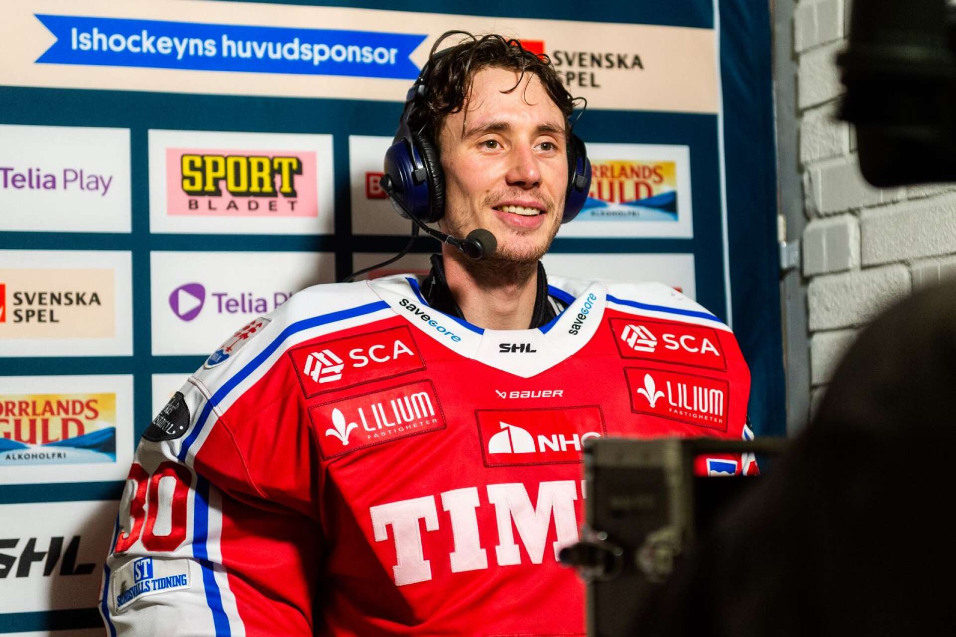 Timrås värmländske målvakt Jacob Johansson debuterade i kväll i Tre Kronor och höll nollan när Sverige vann med 3–0 mot Danmark.