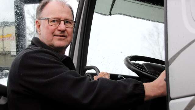 Jan Svensson längtar efter att få tillbaka sitt lastbilskörkort. Han tycker bristen på samordning mellan olika specialistkliniker och regioner är under all kritik. 