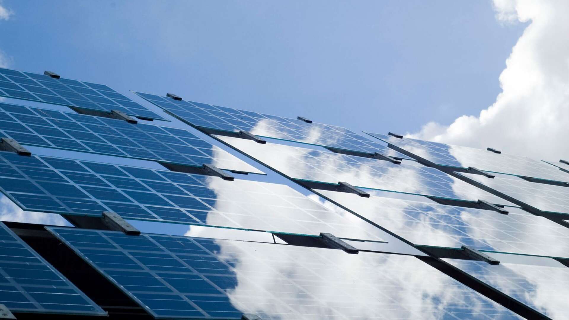Tre nya solcellsanläggningar installeras på Karlstads universitet.
