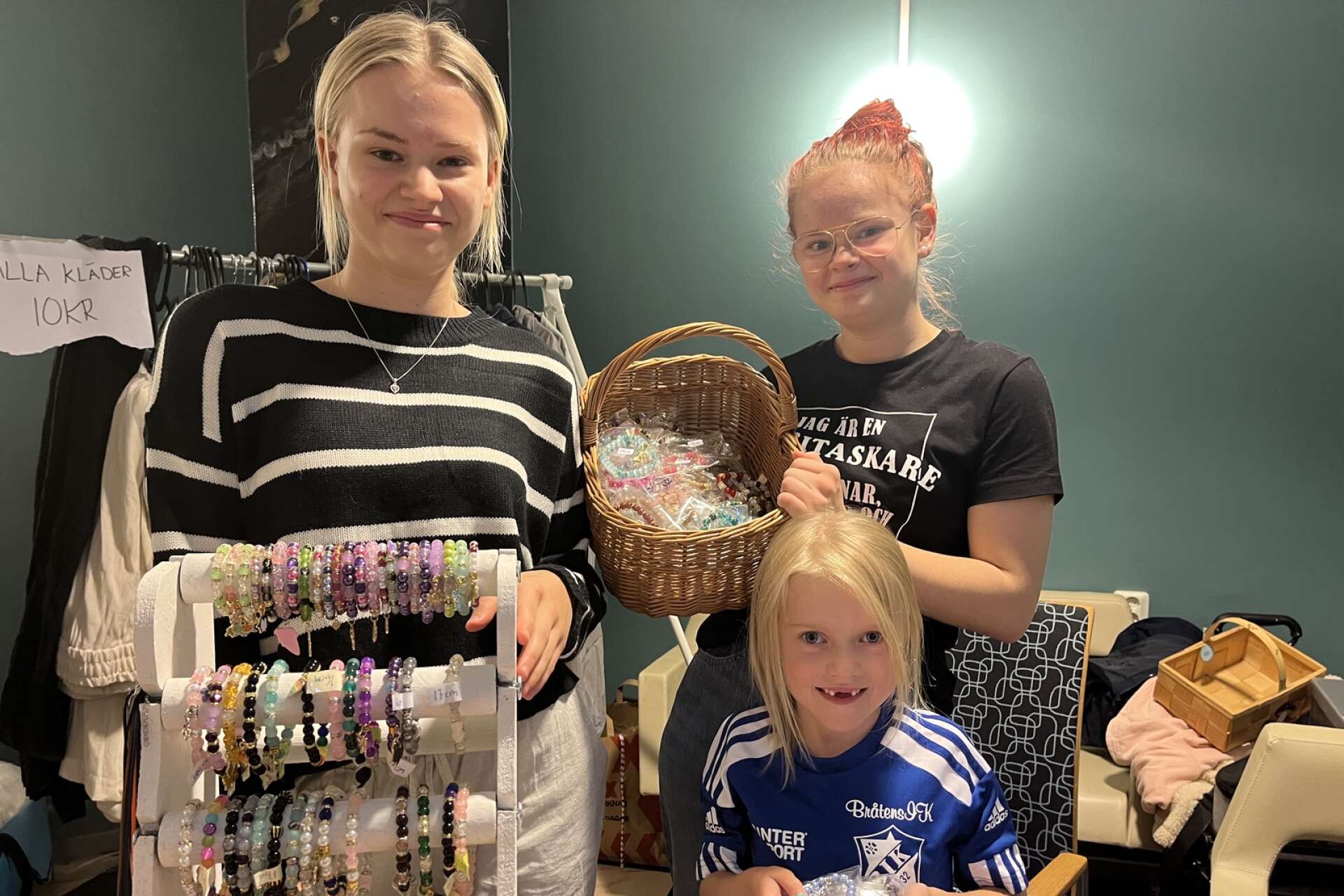 Nellie Axelsson - här tillsammans med sina systrar Julia och Klara - tillverkar och säljer armband till förmån för Djurskyddet Kristinehamn.