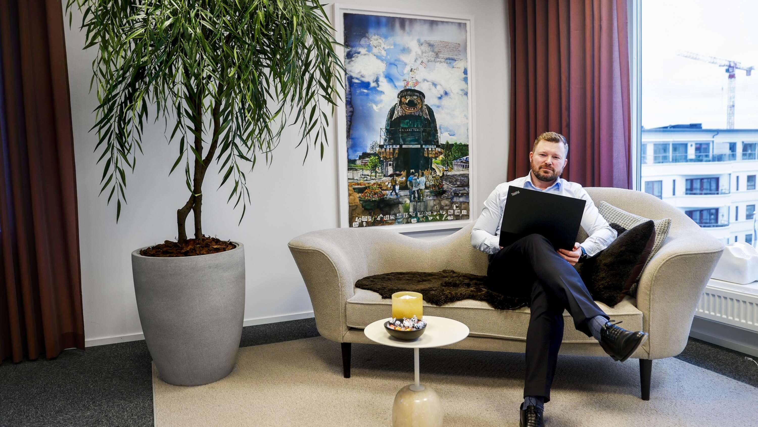 Årjängssonen Joel Fjeld gillar förstås att det hänger en tavla med Årjängstrollet på kontoret.