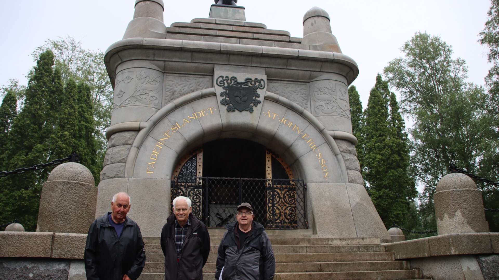Bosse Olsson, Per-Olov Örtlund och Göran Olsson är samtliga medlemmar i John Ericsson gruppen. Här står de framför det ståtliga mausoleet som ligger beläget på kyrkogården. 