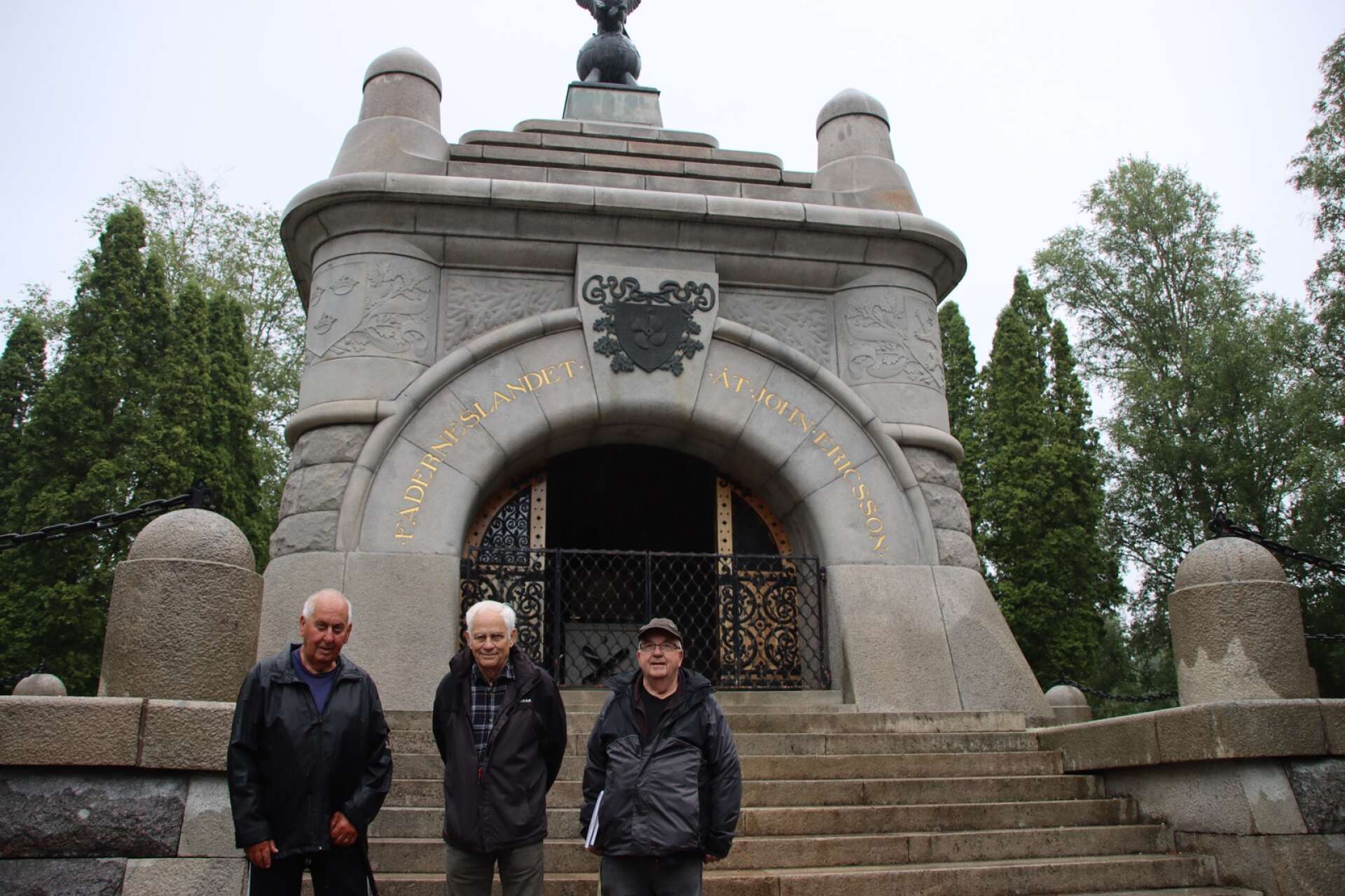 Bosse Olsson, Per-Olov Örtlund och Göran Olsson är samtliga medlemmar i John Ericsson gruppen. Här står de framför det ståtliga mausoleet som ligger beläget på kyrkogården. 
