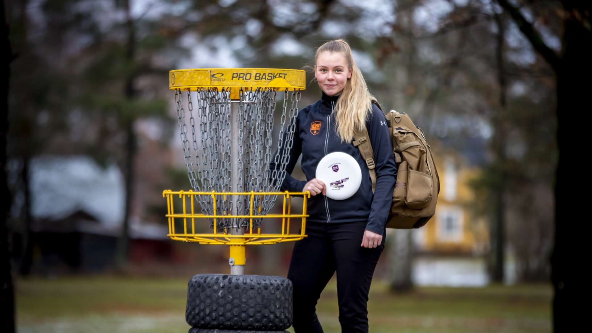 Amanda Lennartsson fick ett wild card till stortävlingen Champions Cup i USA – och samtidigt började det läcka in från taket hemma. Nu kan hon tacka discgolf-Sverige för att resan blir av.