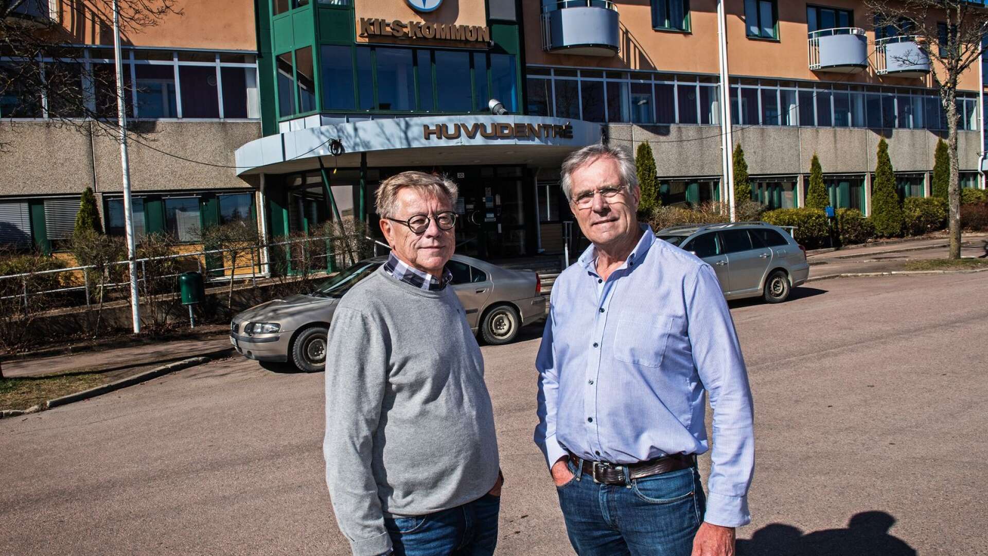 Kenneth Bengtsson (till vänster) tar på måndag över som kommunalråd på halvtid i Kils kommun. Han tar över efter Georg Forsberg som nyss 70 år fyllda väljer att ta trappa ner på sina politiska uppdrag.