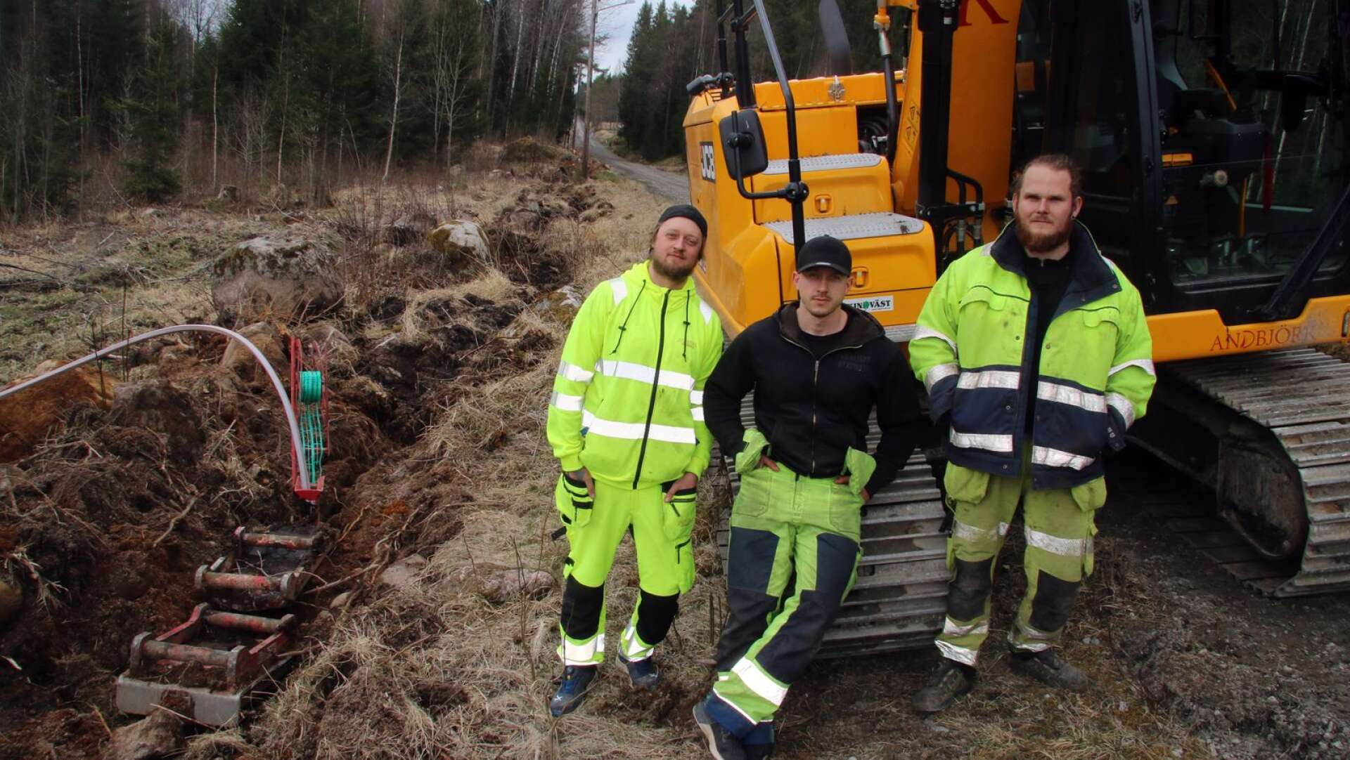 Emil Jansson, Martin Gunnarsson och Alexander Lindberg ser till att fiberkabeln även når ut till hushållen i glesbygden. 

