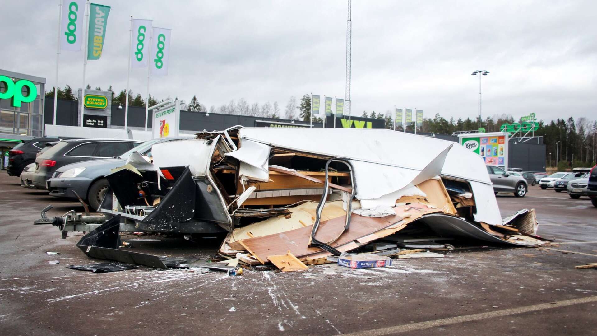 Motorträffen med bortåt 2 000 ungdomar på Välsvikens handelsområde under natten lördagskvällen spårade ur. Bland annat förstördes den här husvagnen.