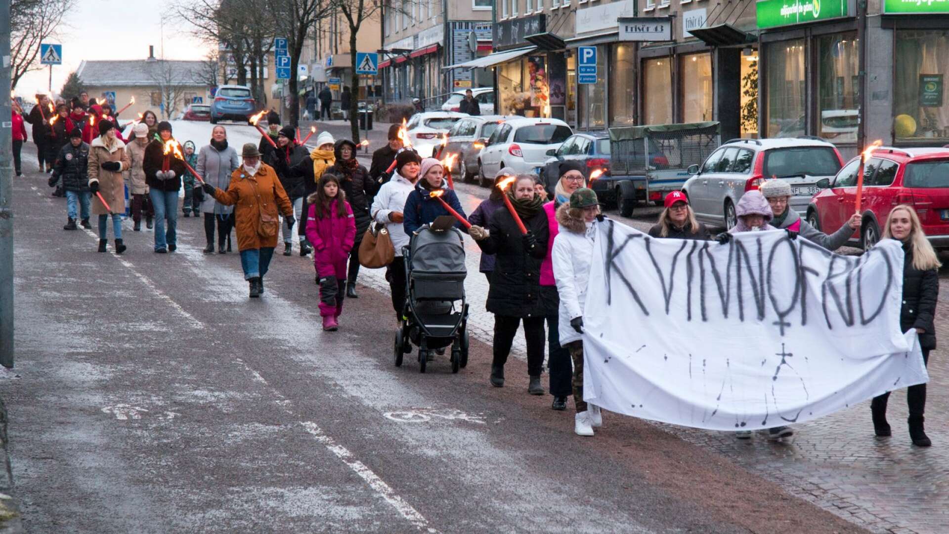 Uppskattningsvis gick ett 50-tal personer i manifestationståget genom centrala Karlskoga under fredagskvällen. 