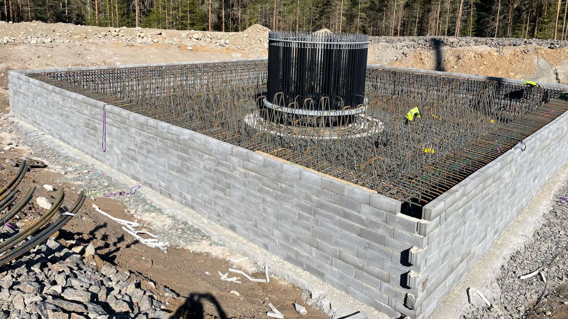 Förberedelserna för gjutning av ett fundament till ett av vindkraftverken i Kingebol, Ånimskog, är i full gång. 