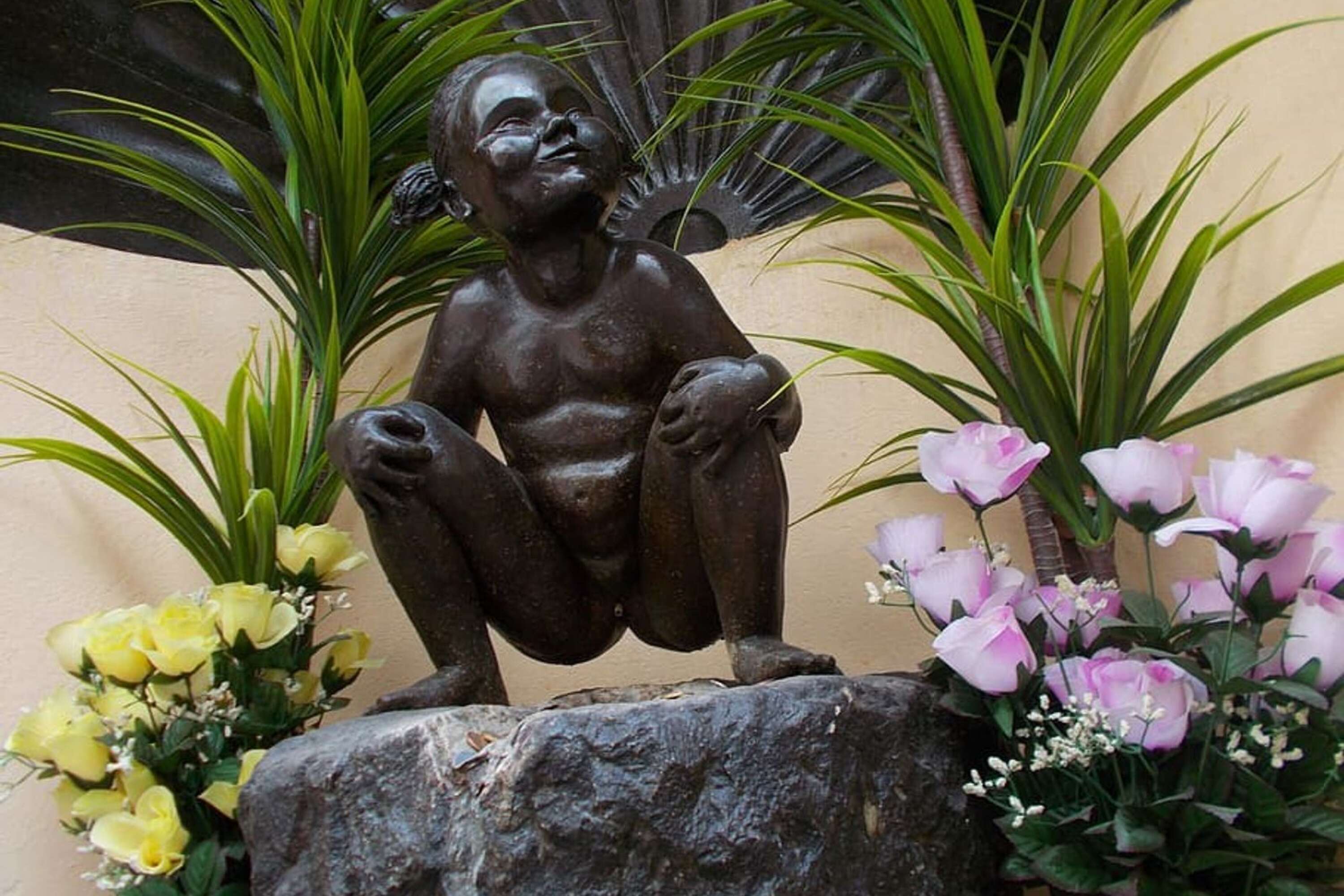 Statyn Jeanneke Pis finns i Bryssel i Belgien, som sin mer kända kollega, Manneken Pis.