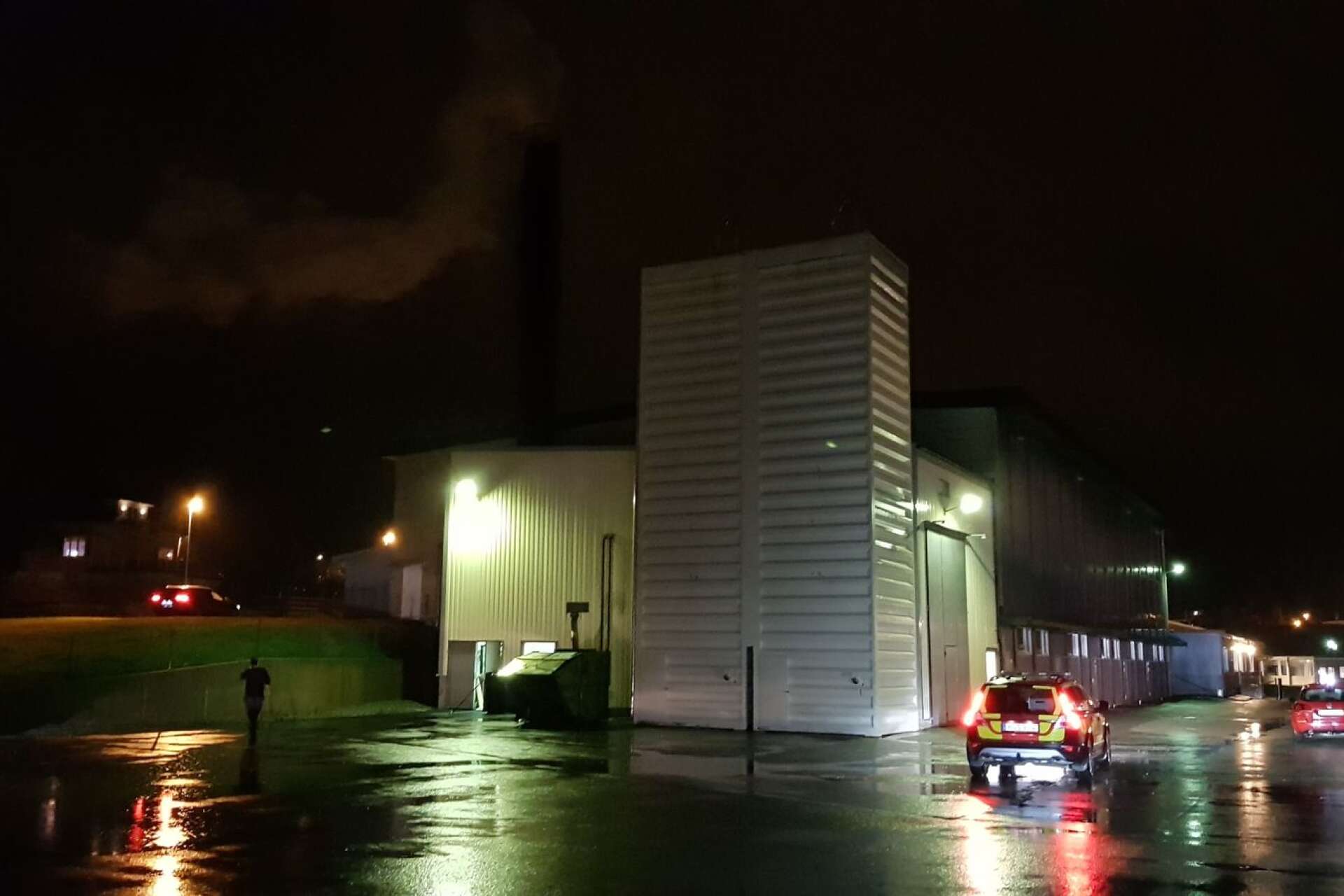 Allmänheten uppmanades att stänga dörrar och fönster på grund av kraftig rökutveckling vid fjärrvärmeanläggningen i Bengtsfors.