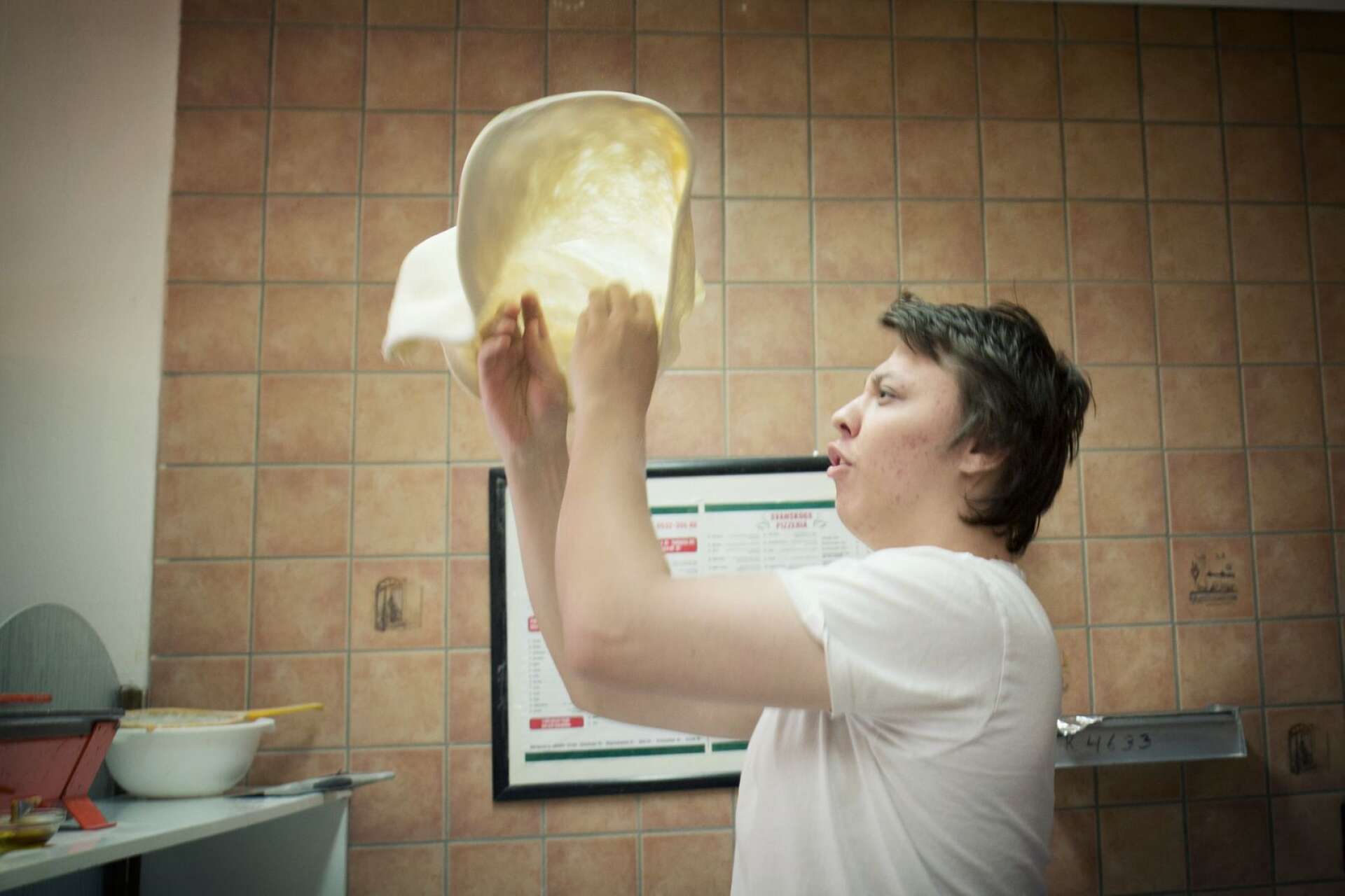 På bara en månad har Tobbe fått lära sig att baka pizza. Samtidigt har han behövt lära sig att driva en restaurang. 