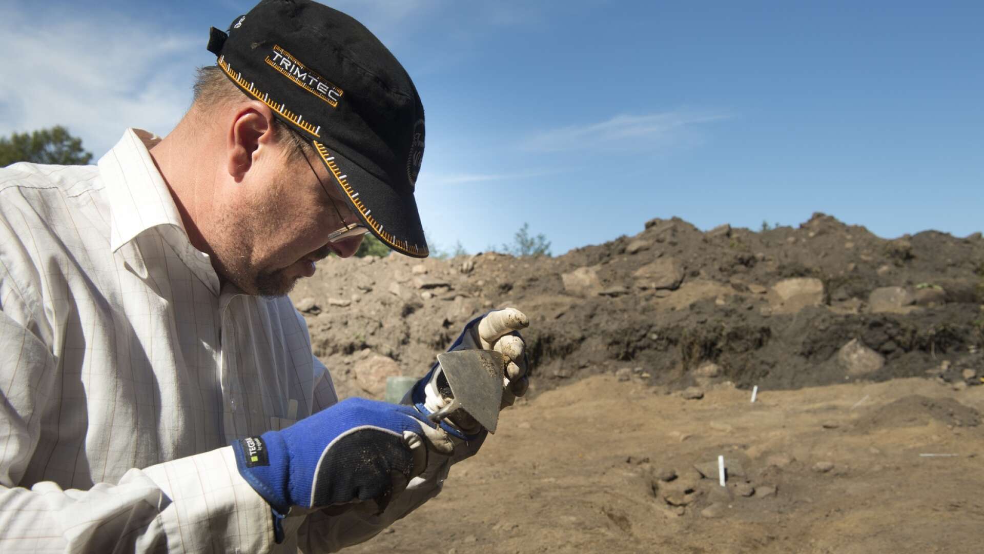 Arkeolog Hans Olsson vid en av de tidigare undersökningarna på Lurö, sommaren 2018. Nu har provsvaren kommit från de utgrävningar som gjordes på ön i månadsskiftet augusti september i fjol.
