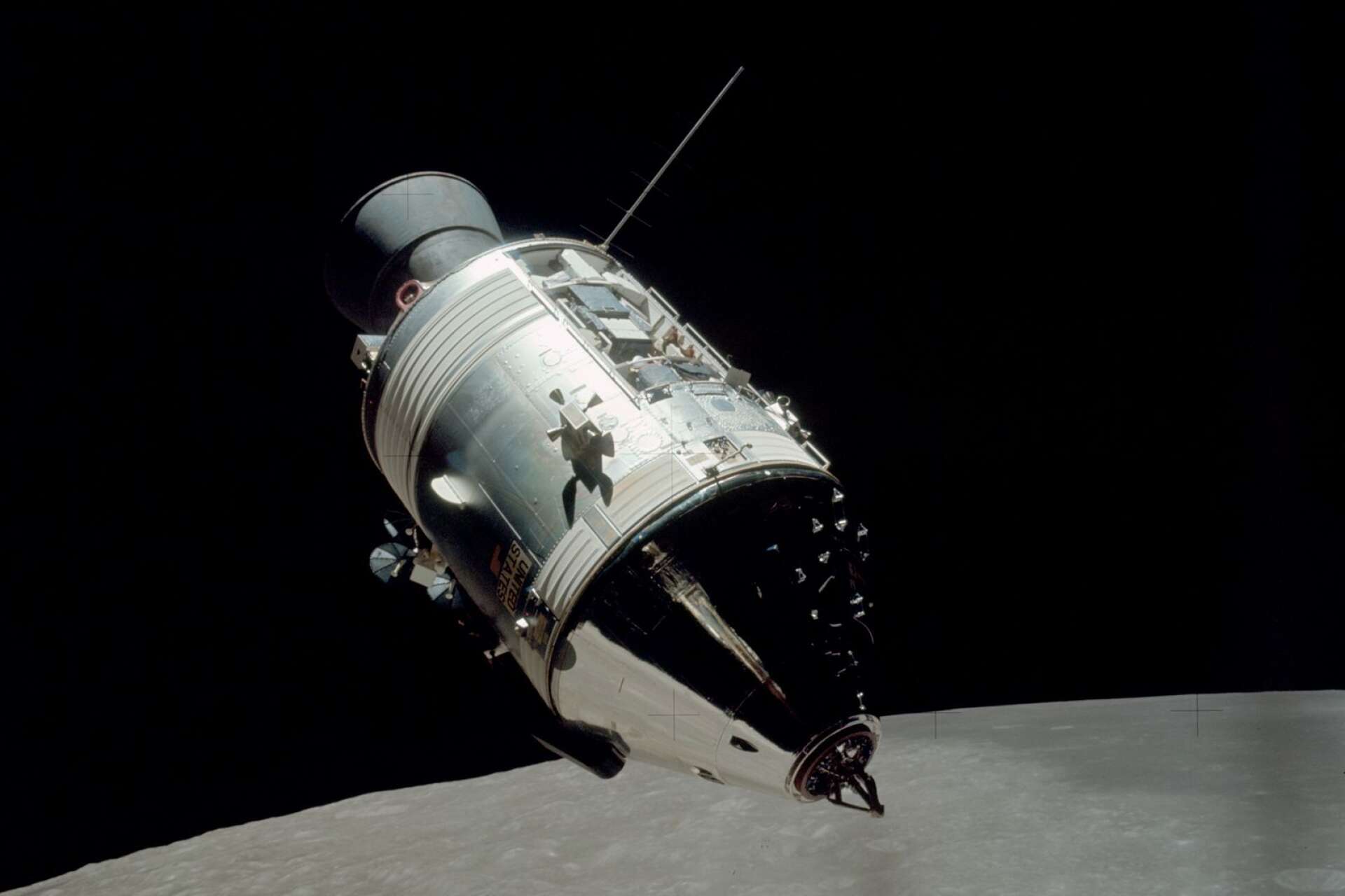 Kommando- och servicemodulen America sedd från månlandaren Challenger i omloppsbana runt månen.