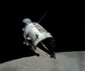 Kommando- och servicemodulen America sedd från månlandaren Challenger i omloppsbana runt månen.