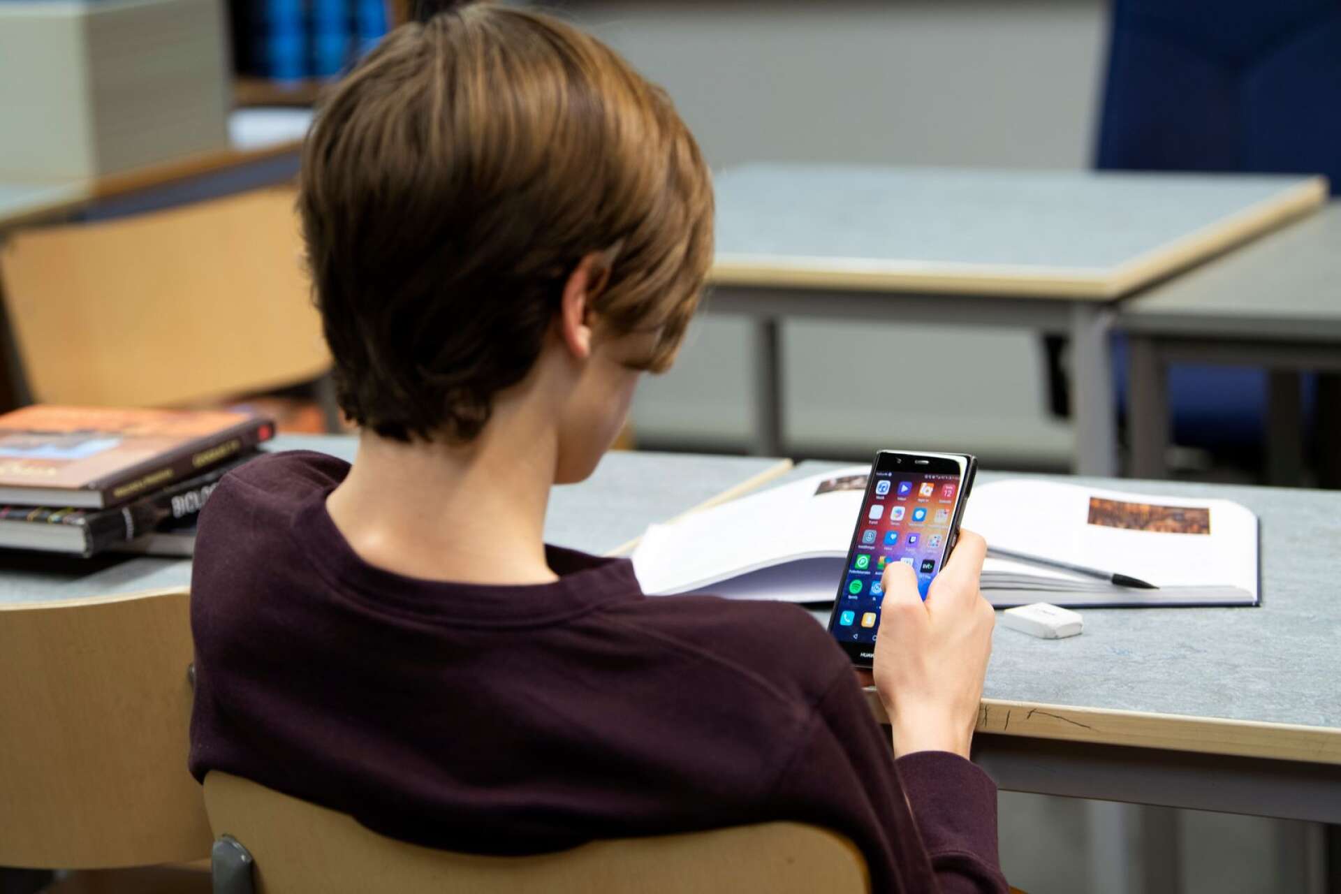 Användande av mobiltelefoner kan både störa andra elever och, framför allt, distrahera från elevens eget arbete. Illustrationsbild.