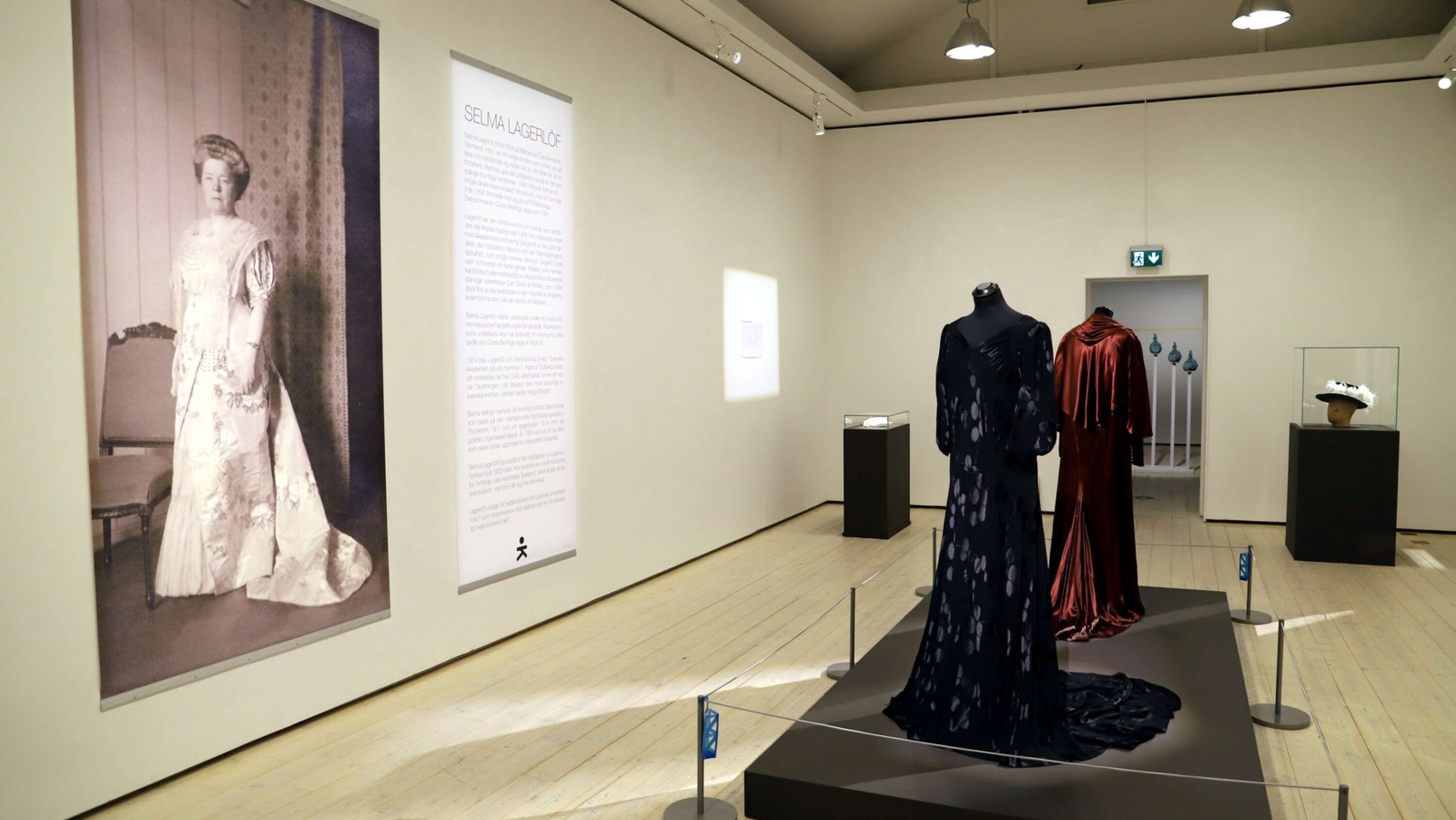 Kristinehamns konstmuseum visar utställningen Evigt stolt i eget ljus - Sara Danius och modet. Där möter Sara Danius Selma Lagerlöf.