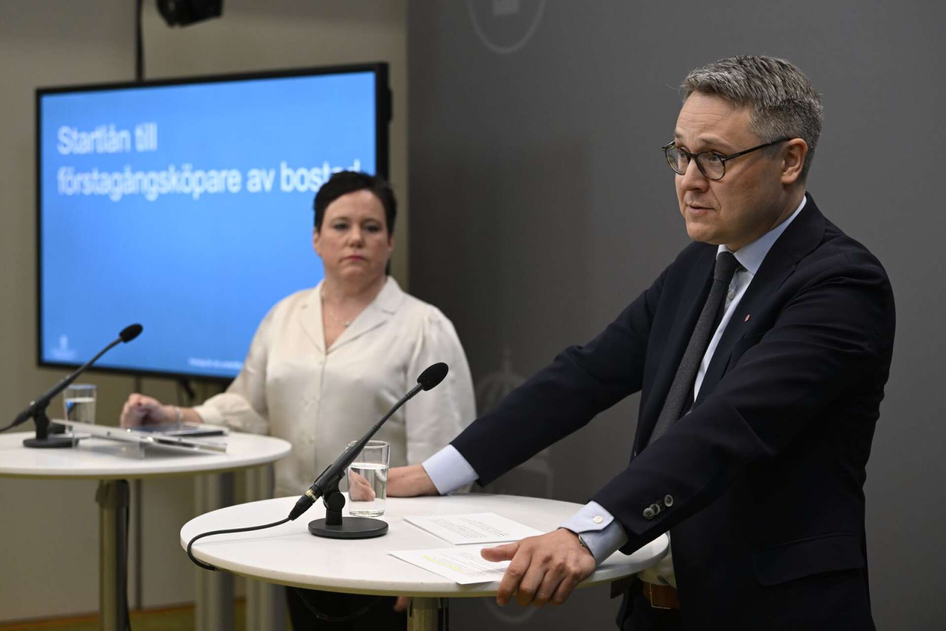 Bostadsminister Johan Danielsson (S) tar emot betänkande om startlån till förstagångsköpare av bostad och håller pressträff med utredare Eva Nordström.