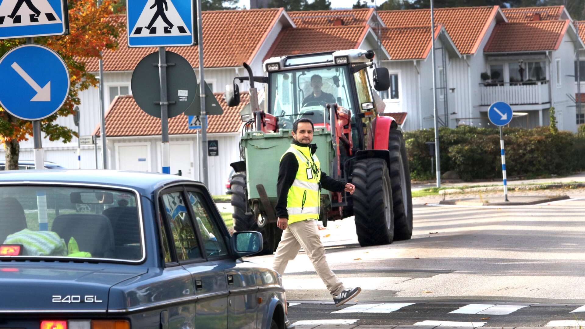 Trafikingenjör Fernando Cruz del Aguila kliver över vid ett av övergångsställena på Bergsgatan. Trafiken på gatan har ökat sedan Stockholmsvägen stängdes av men Fernando hade befarat att det skulle öka ännu mer.