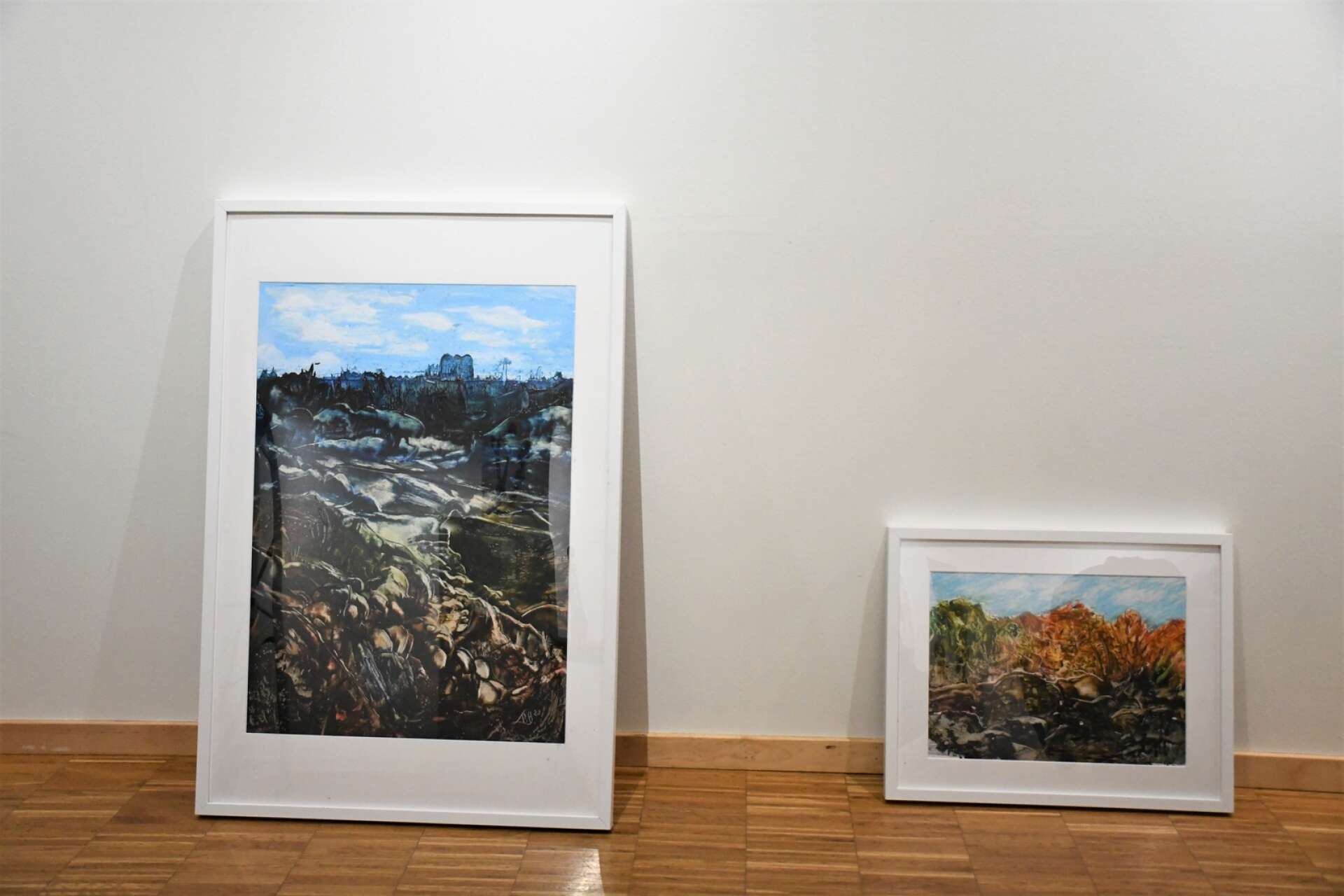 Två av Birgitta Hane Lazzalis tavlor, de flesta har havsmotiv.