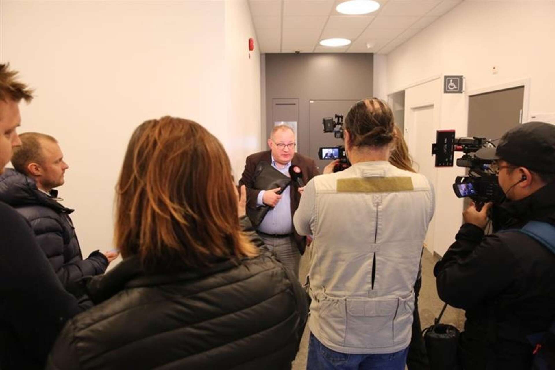 Kammaråklagare Lars Johansson möter det samlade pressuppbådet efter häktningsförhandlingen i Skövde.