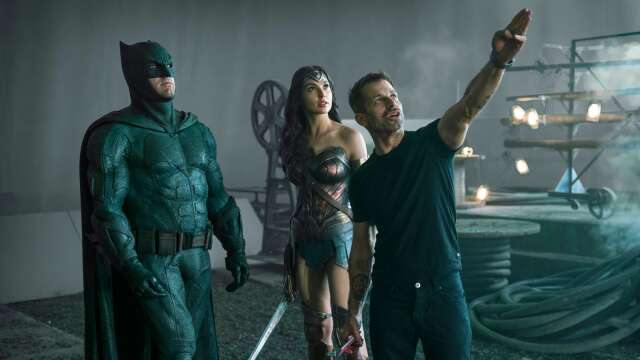 Zack Snyder regisserar Ben Affleck som Batman och Gal Gadot som Wonder Woman i Justice Leauge.