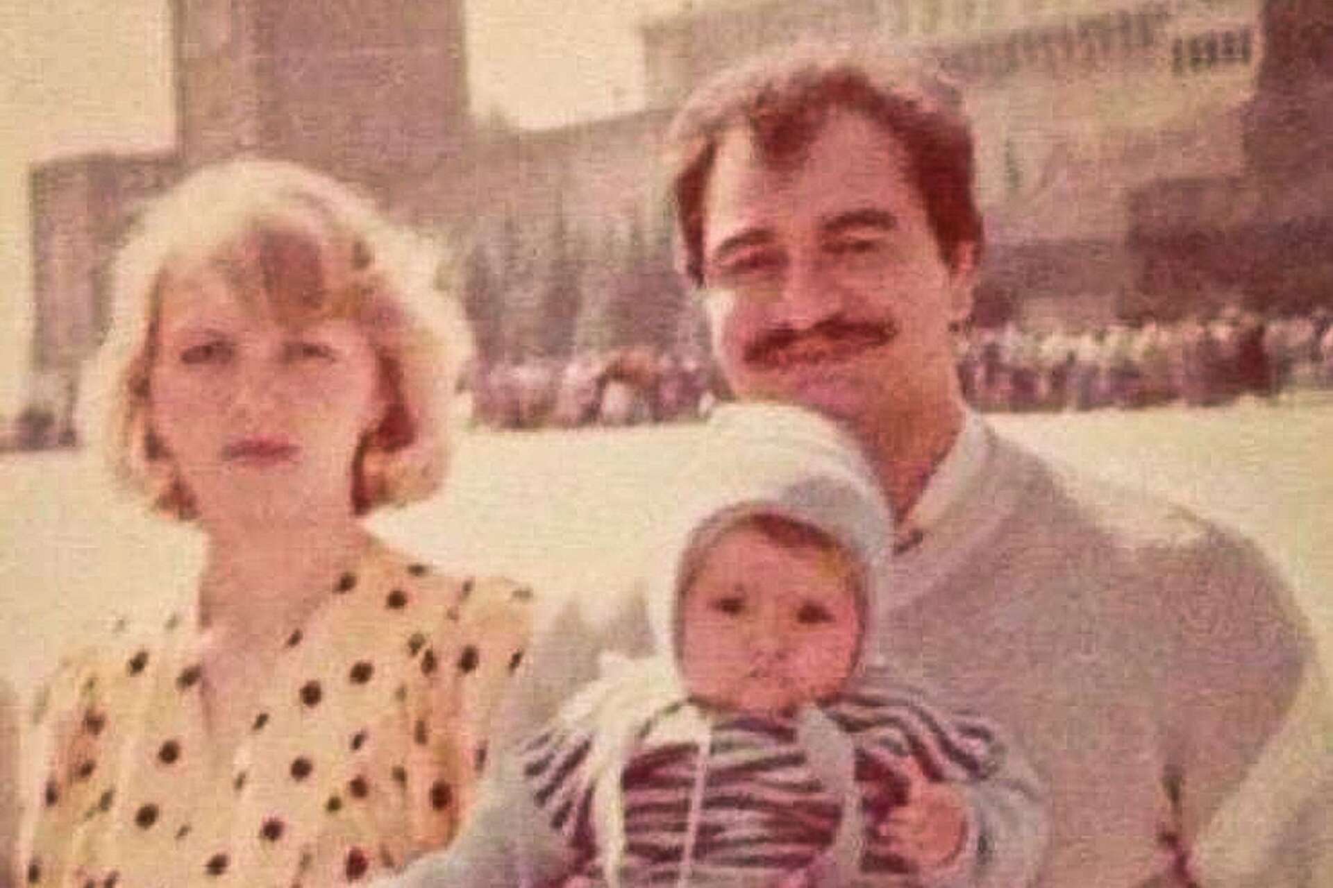 Mamma Iryna och pappa Sabri som unga, på besök i Moskva för att registrera äldsta dottern Faizas födelse.