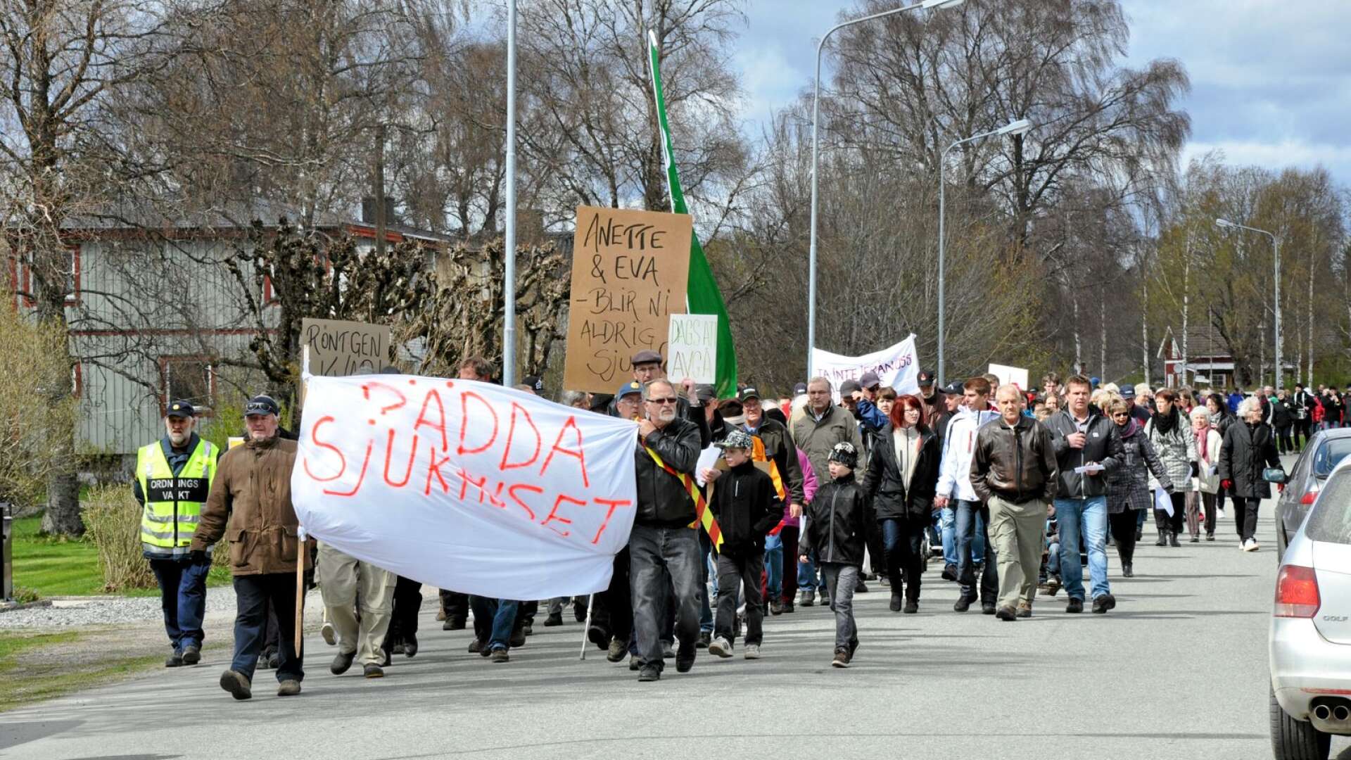 Så här såg det ut på den senaste sjukhusdemonstrationen 2012. En manifestation som samlade 1025 deltagare. Den gången var det ett demonstrationståg genom Bäckefors. På lördag blir det bara en vanlig demonstration vid sjukhusets huvudentré.