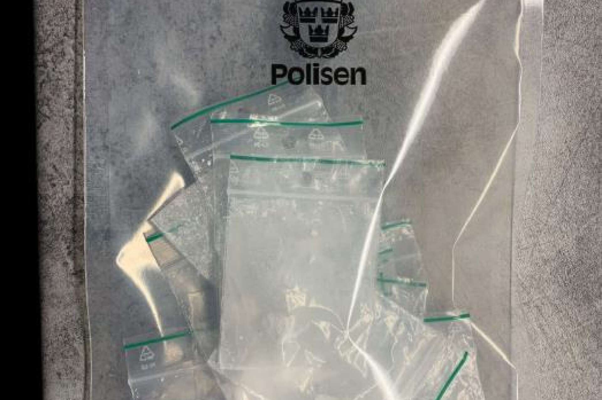 Polisen i Kristinehamn såg en misstänkt narkotikaaffär som ledde dem till ett förråd. Där låg kokain och narkotikaklassad medicin för nästan 150 000 kronor.