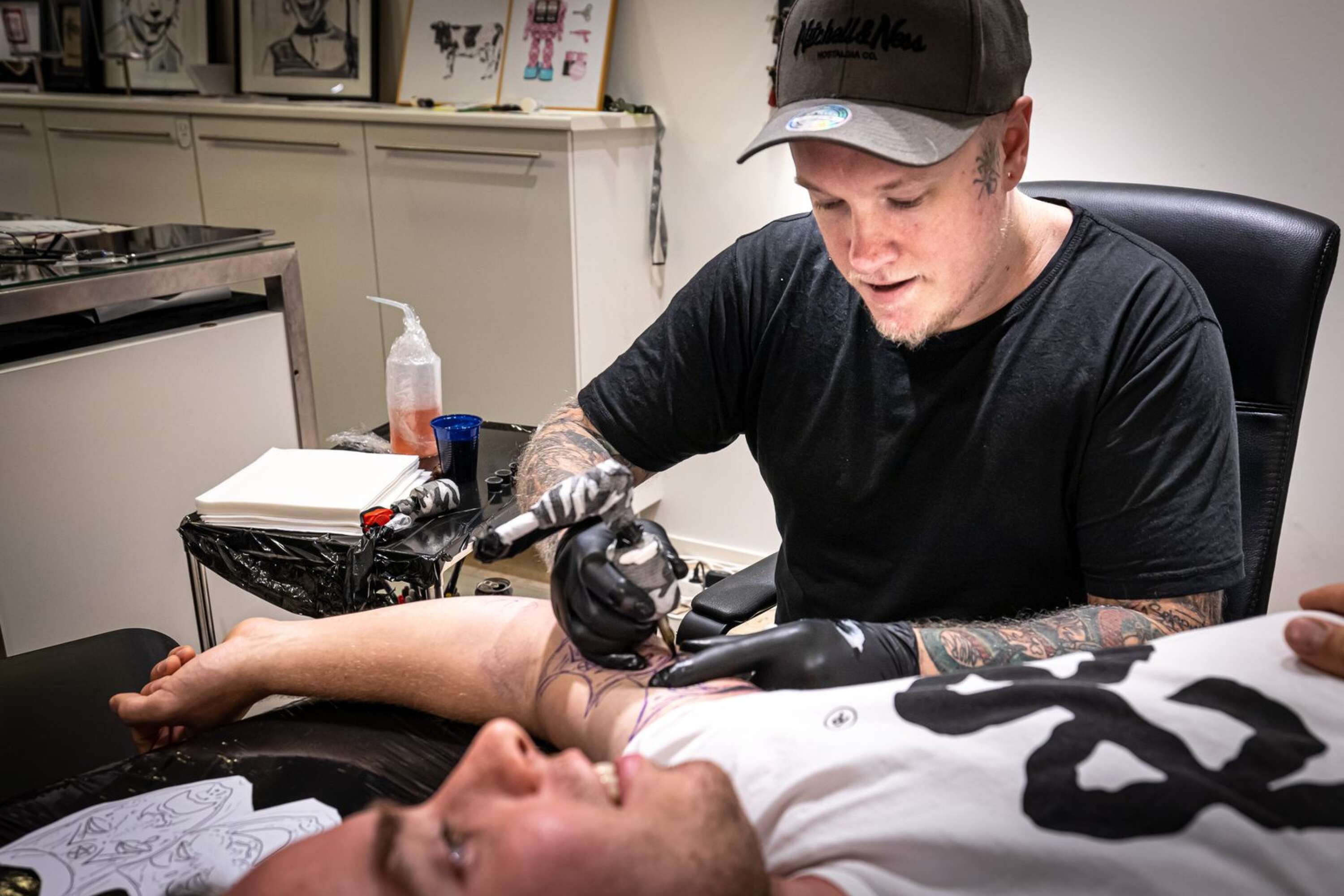 Mindre aktörer som Judiths tattoo får nu chansen till lokaler i galleriorna. Här tatuerar ägaren Erik Björk kunden Rasmus Arvidsson.