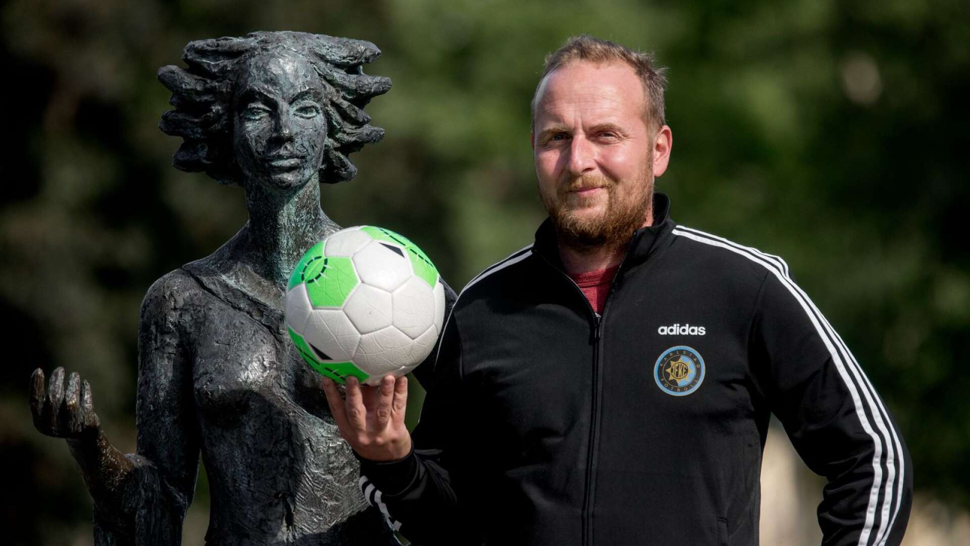 Karlstad Fotbolls sportchef Daniel Pettersson söker efter ny tränare.