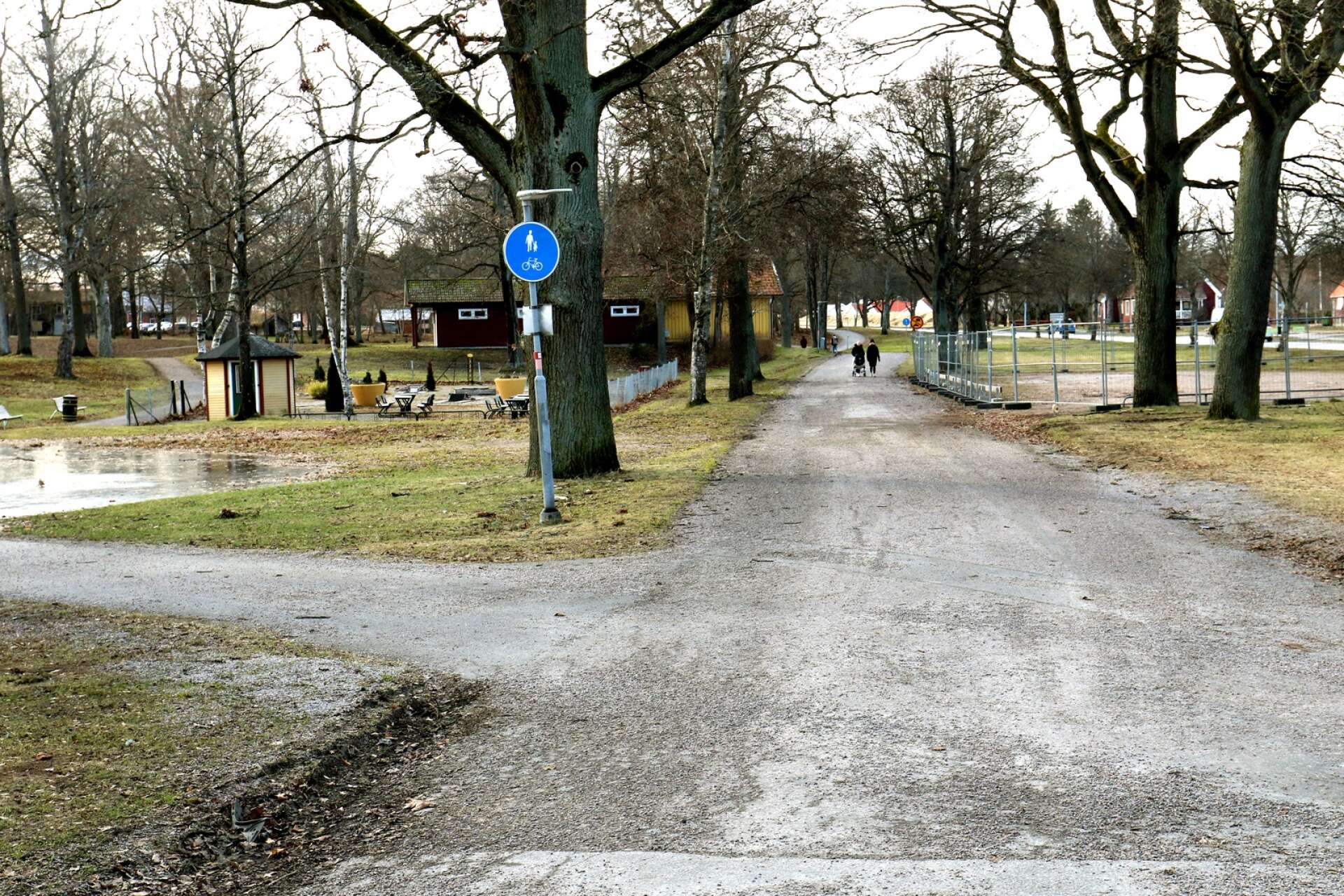 Även om det skymtar ännu en blå skylt som står för gång- och cykelbana lite längre i riktning rakt fram, är det enligt kommunens nya karta meningen att cyklisterna ska svänga in på vägen till vänster.