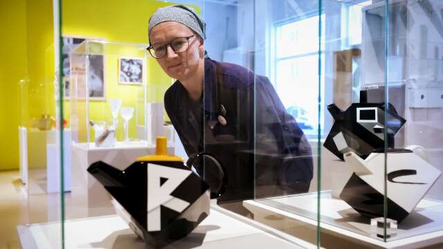 Rolf Sinnemarks skapade en klassiker när han efter en resa till Japan formgav Rörstrands kubistiska tekanna för Rosenthal-Studiohoaus. Jenny Ljungblom, intendent, visar runt bland föremålen i utställningen på Rörstrand museum.