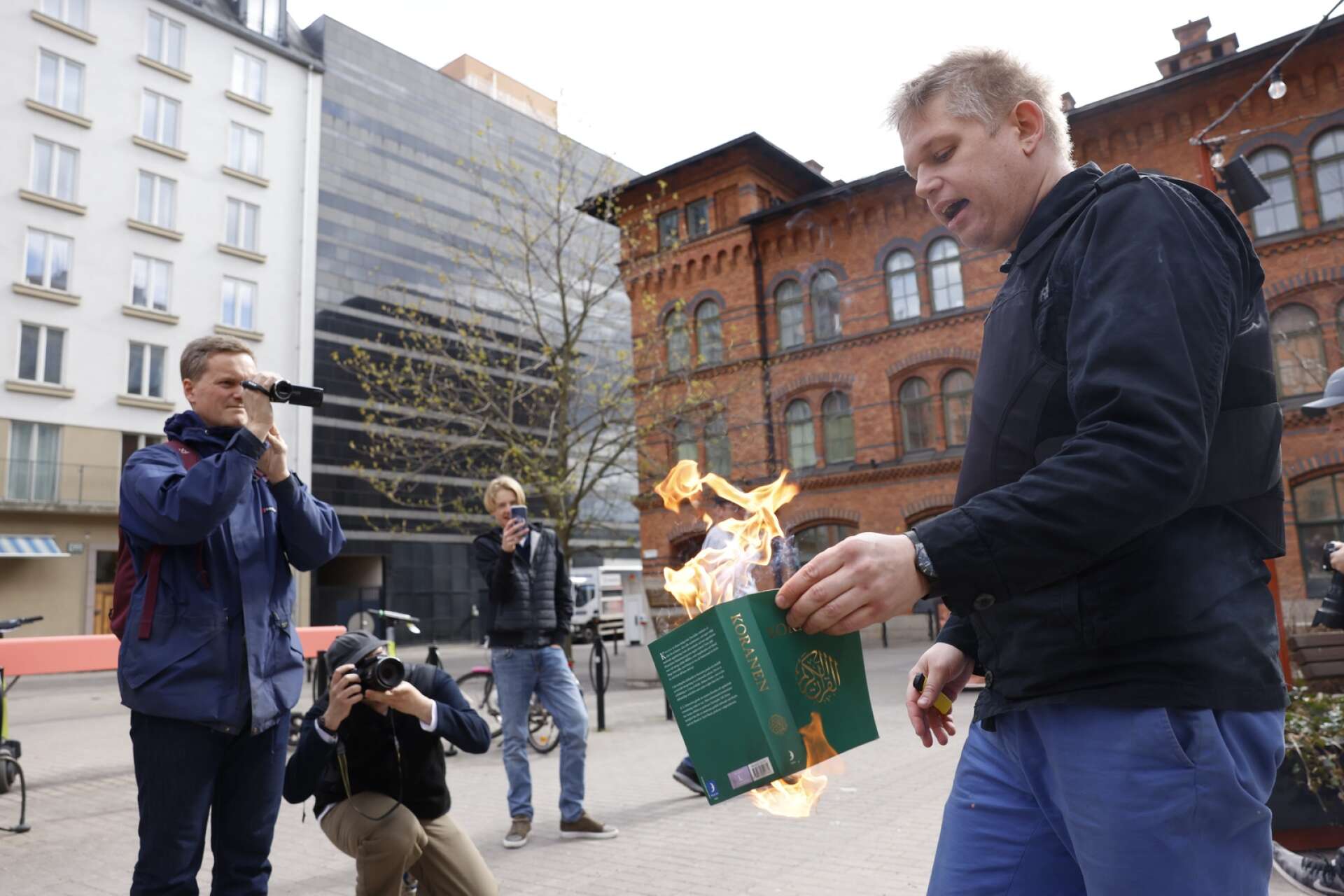 Danska högerextremisten Rasmus Paludan bränner en koran på Norra Bantorget i Stockholm.